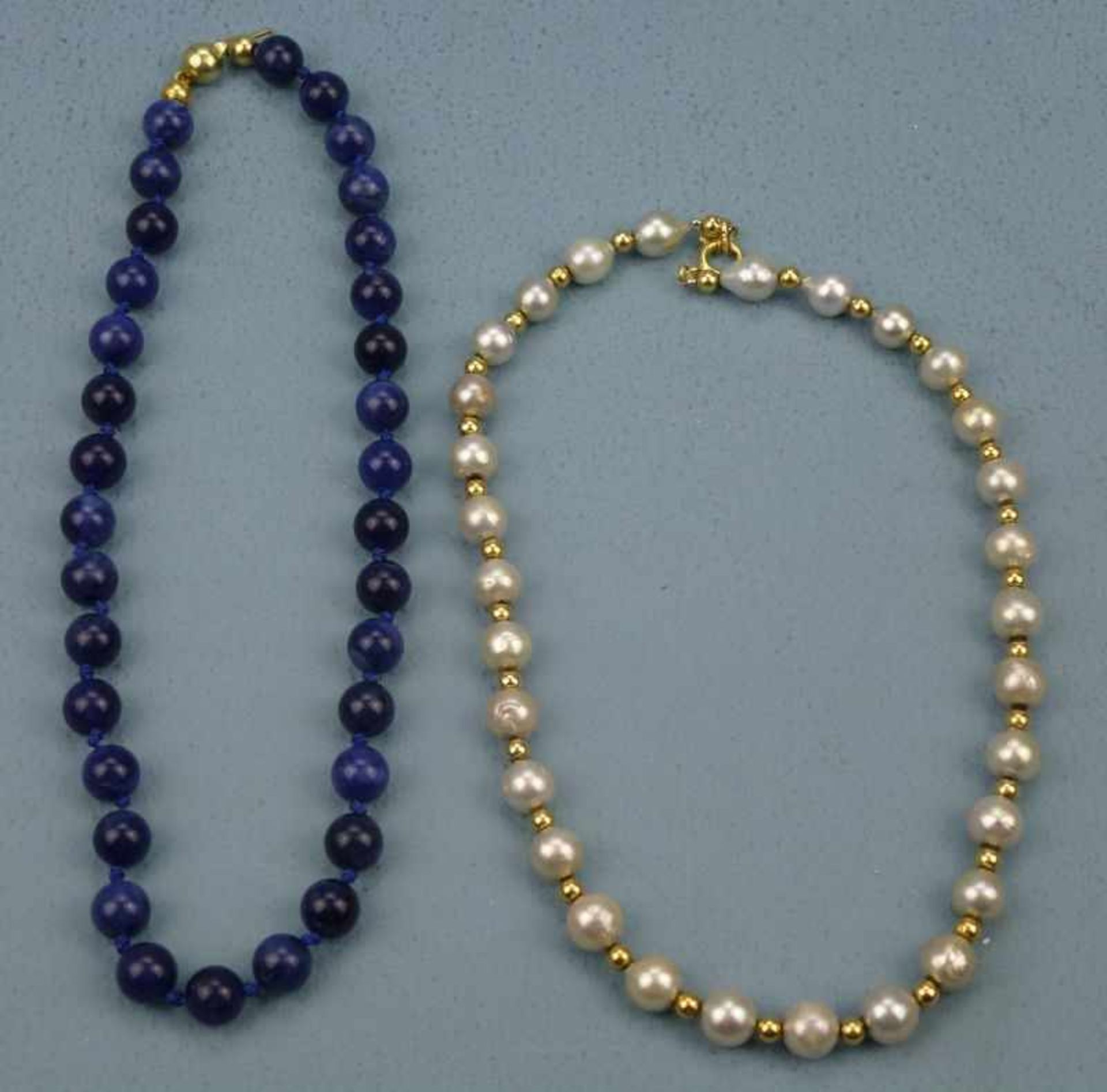 Perlenkette mit 585er Gold-Federring 31 leicht gräuliche Perlen (8mm) mit Goldperlenalternierend,