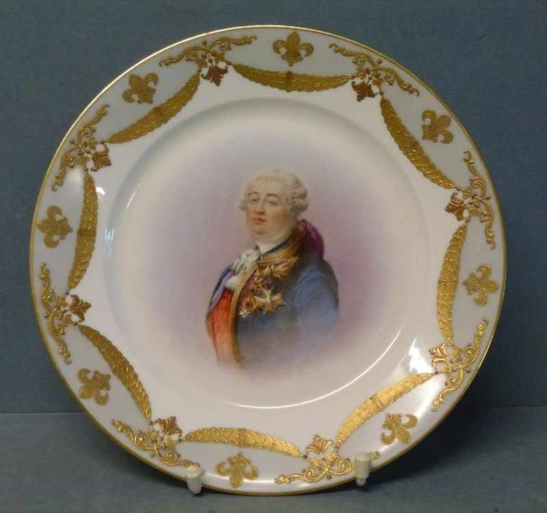 Teller, Sevres, um 1900 rund, im Spiegel polychrom dekoriertes Portrait von Louis XVI.,Fahne mit