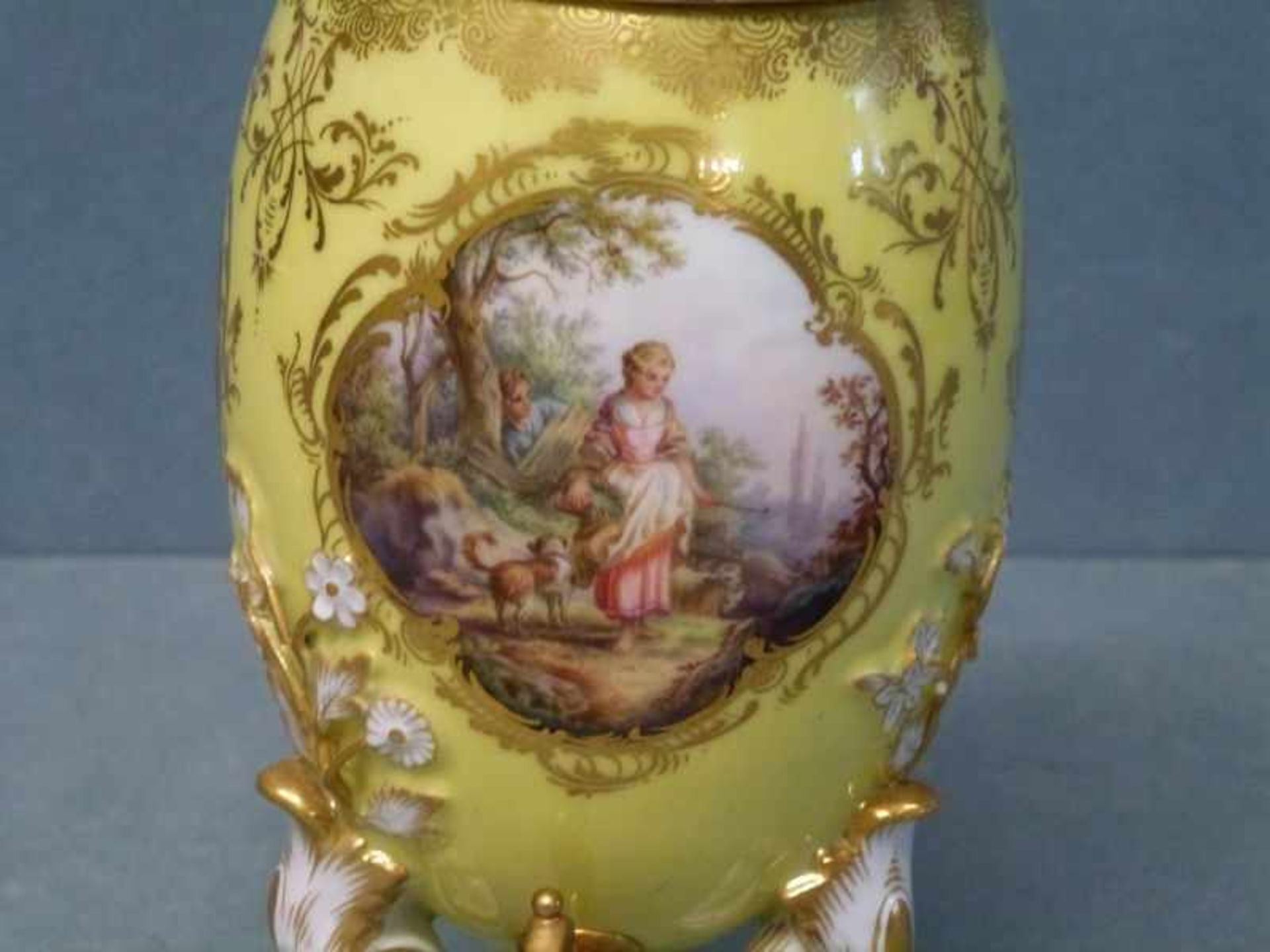 Liqueur-Ei, Meissen, 19.Jh. ovoid, auf 3 volutierten Füßen, reliefierte Blütenranken, 3Kartuschen m. - Bild 2 aus 6