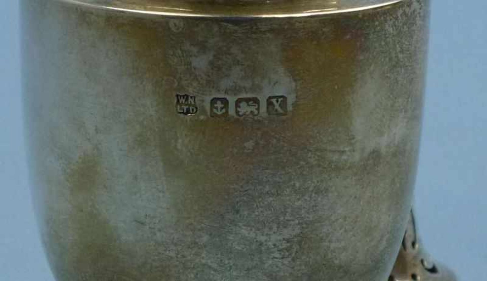 kleiner Zuckerstreuer, Birmingham, 1922 Sterling Silber, Urnenform mit hohemdurchbrochenem Deckel, H - Image 2 of 2