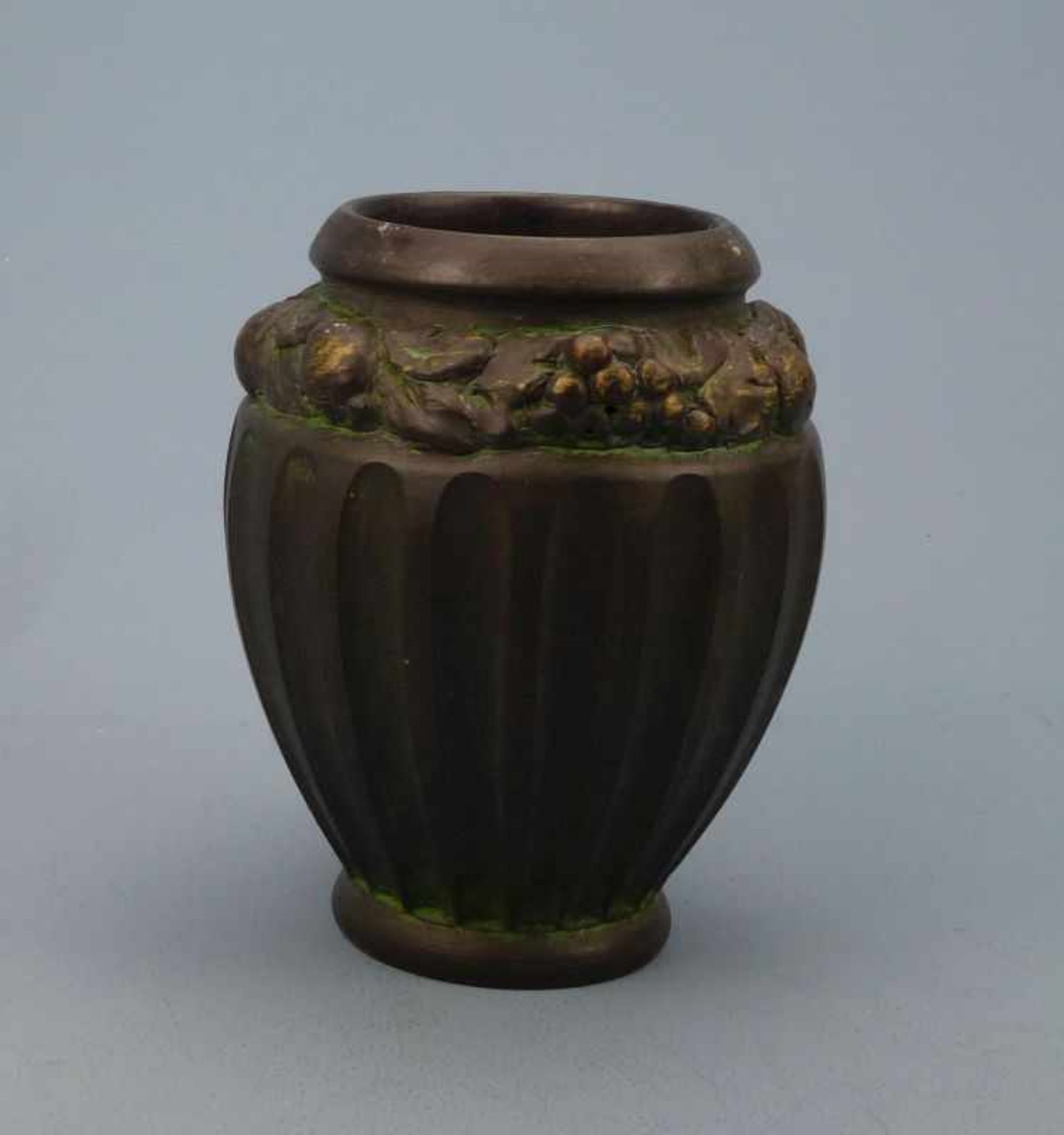 Keramikvase, um 1900 ovoid, kanneliert, Fruchtfries, H 19cm