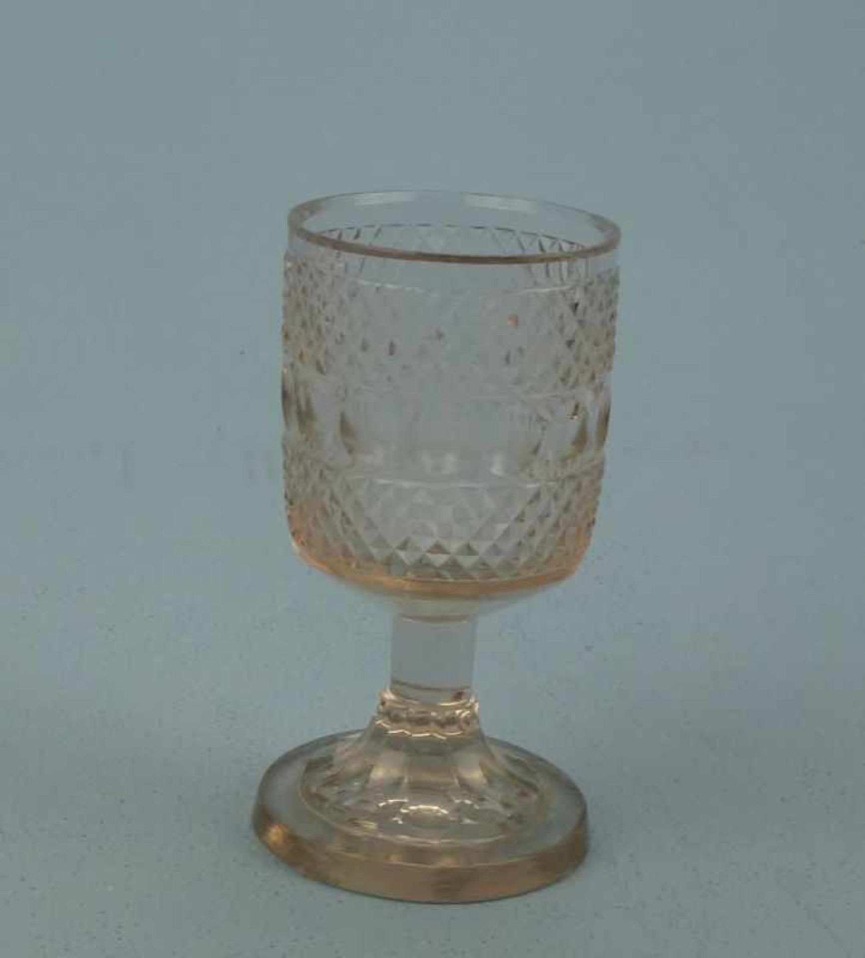Biedermeier - Pokalglas, um 1820 runder Stand (kl. Chips), facettierter Fuß, zylindrischeCuppa,