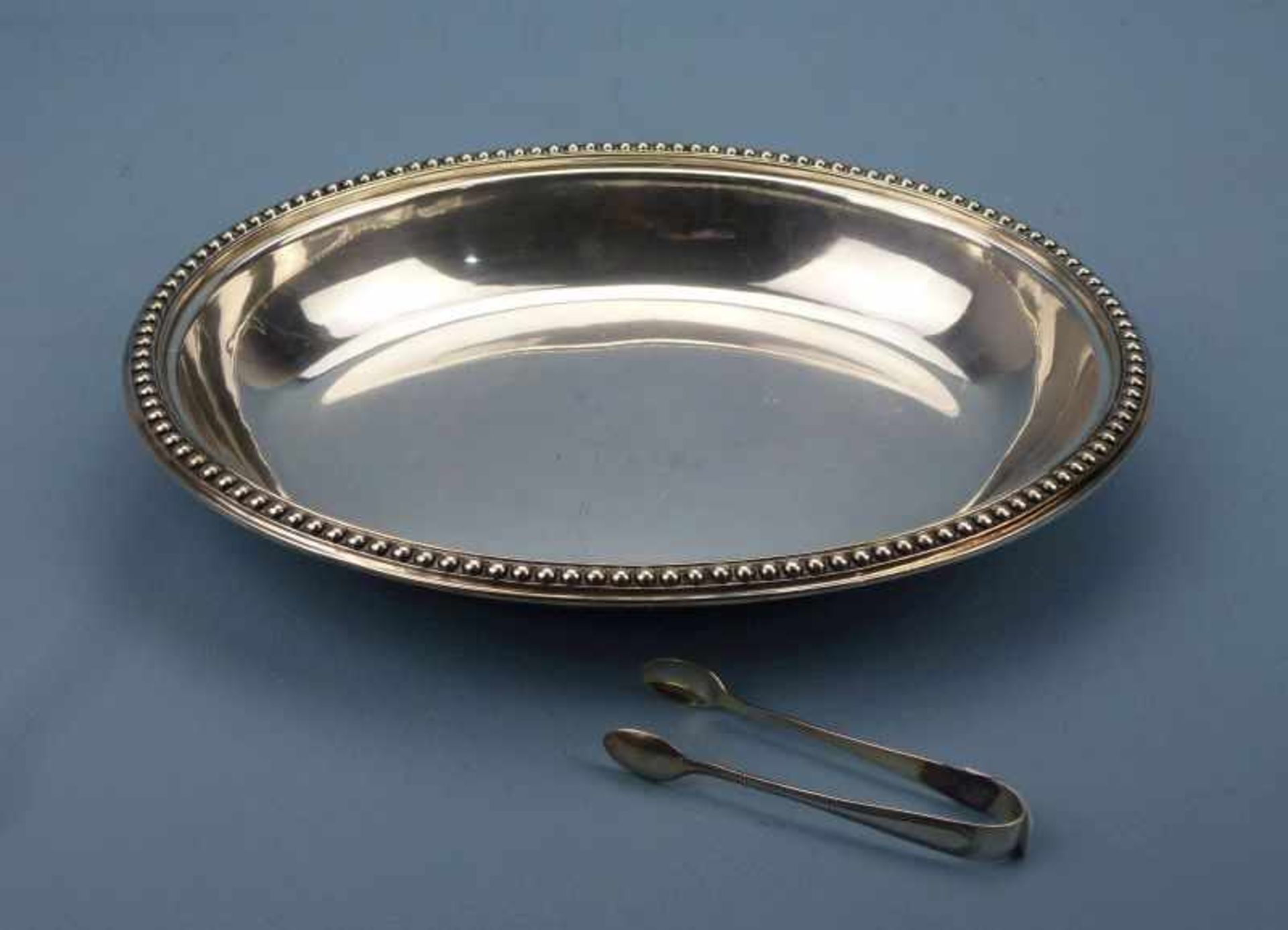 Schale, England, Anfang 20.Jh. versilbert, oval, Perlrand, 31x23cm, beil. ZuckerzangeSterling