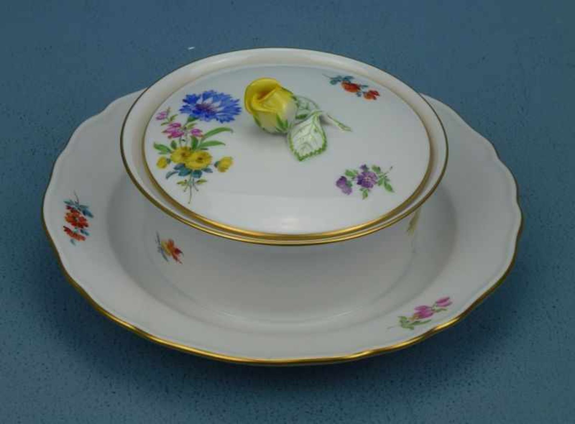 Butterdose, Meissen geschweifter Teller, Rosenknauf, polychrome Feldblume, Schwerter-Mk.,I. Wahl,