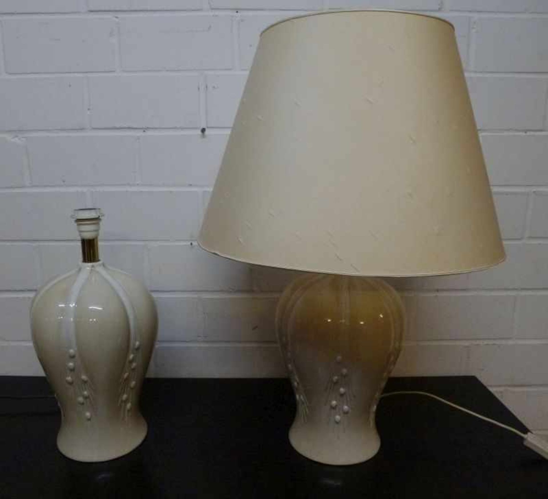 Paar Kommodenlampen Keramik, Ährendekor, H 74cm