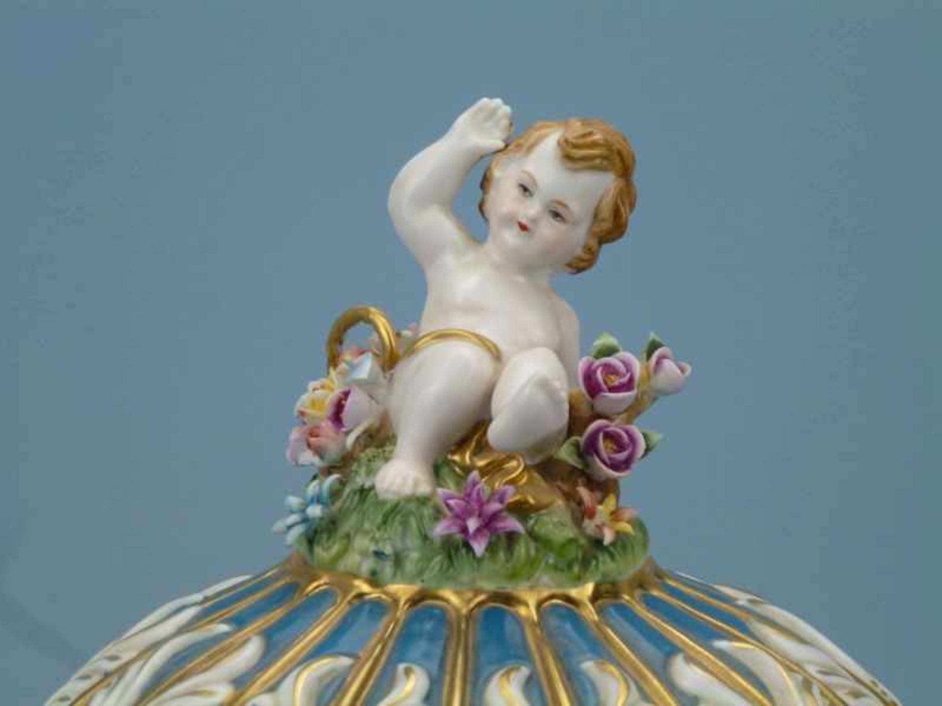 Terrine im Barockstil rund, Rocaille- und Akanthus-Relief, Putto als Bekrönung,Schwerter-Mk., H/Dm - Image 3 of 3