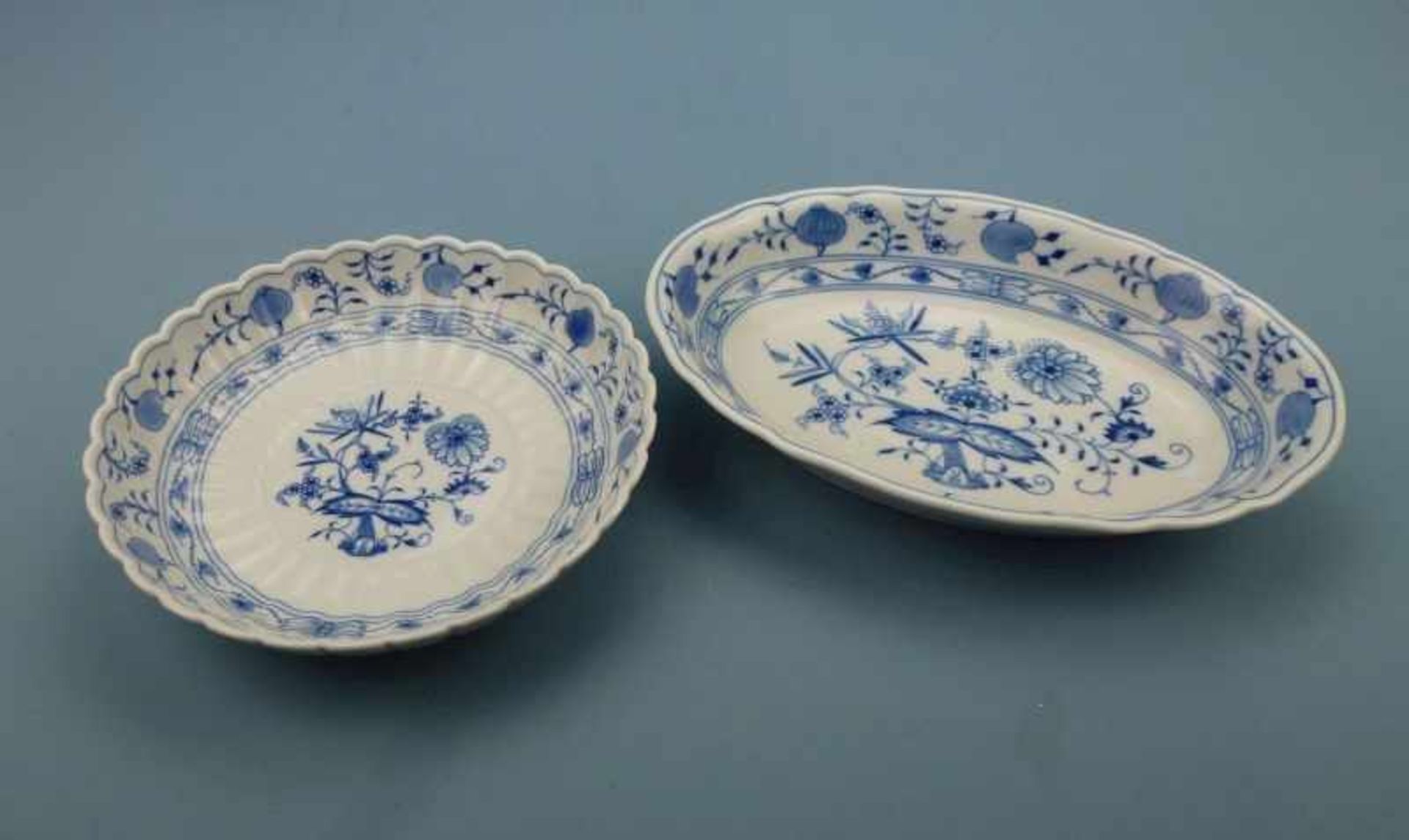 2 Schalen, Meissen, Zwiebelmuster rund gerippt bzw. oval, 21 bzw. 27x19cm