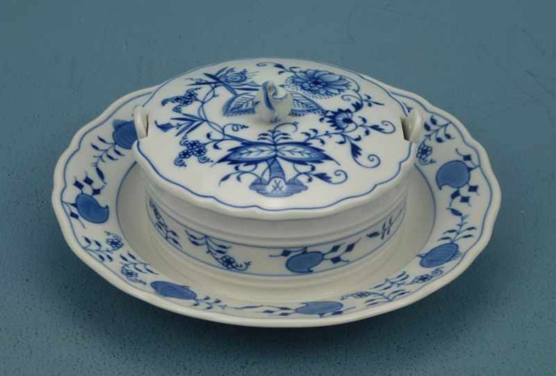 Butterdose auf Teller, Meissen Zwiebelmuster, geschweifter Rand, Rosenknauf (best.),Schwerter-Mk.,