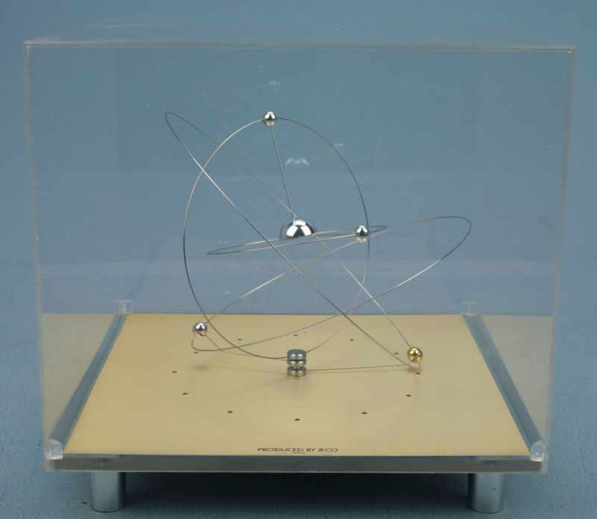 Planetenuhr, Jeco Plexiglaswürfel mit Planetenmodell (untere Hälfte der Sonne Fehlt), Werkläuft