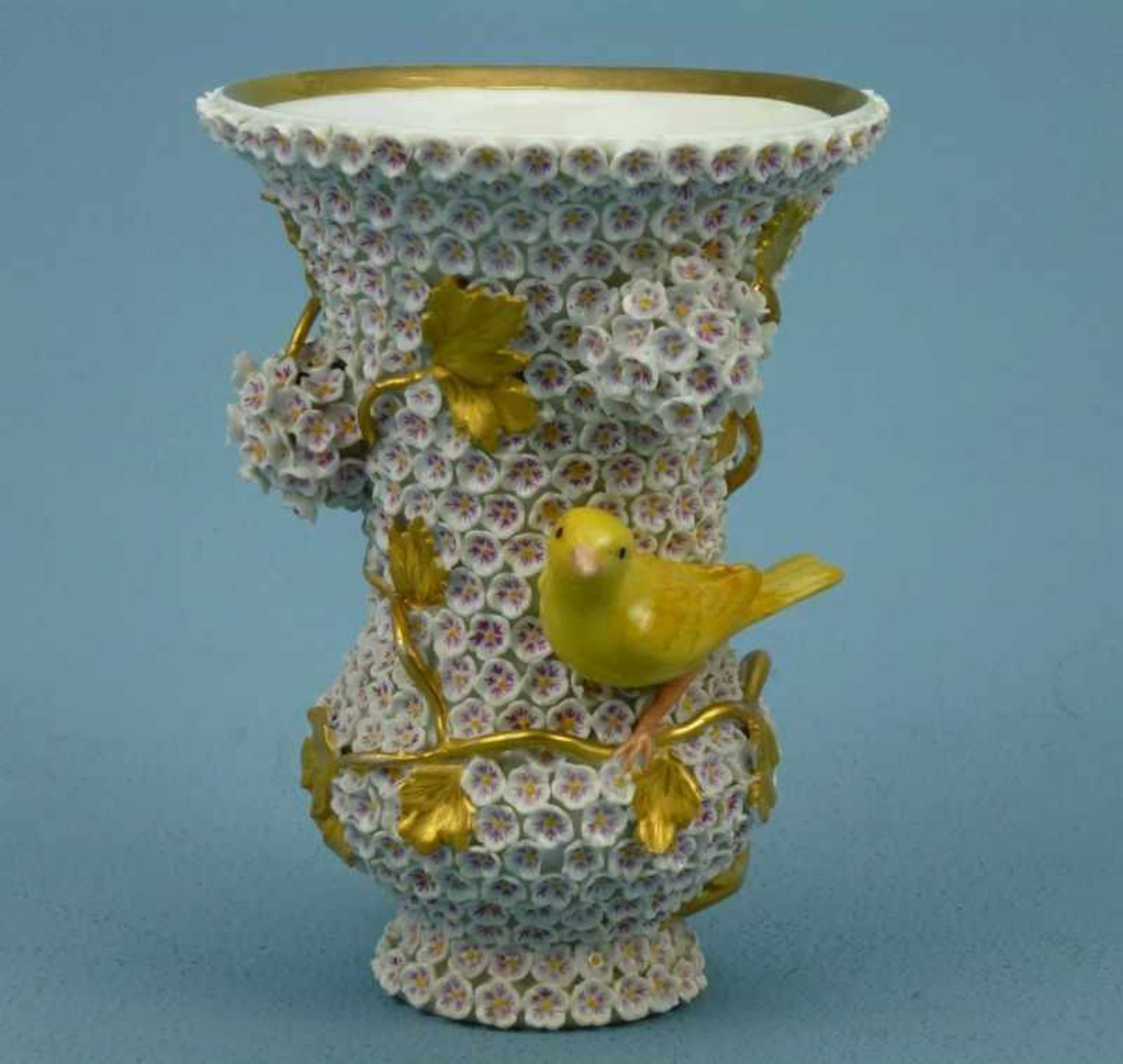 Schneeballvase, Meissen, um 1900 gefußte Kugel mit hohem Trichterkragen, vergoldeteBlattranke mit