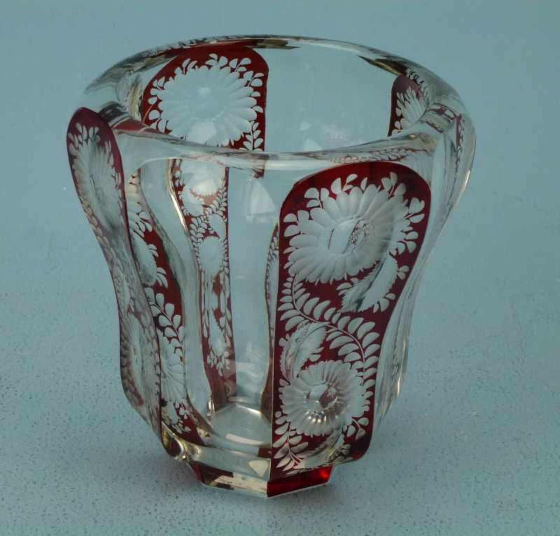 Vase, Böhmen facettierte Glockenform, Blütenschliff auf rotem Grund, H 13cm
