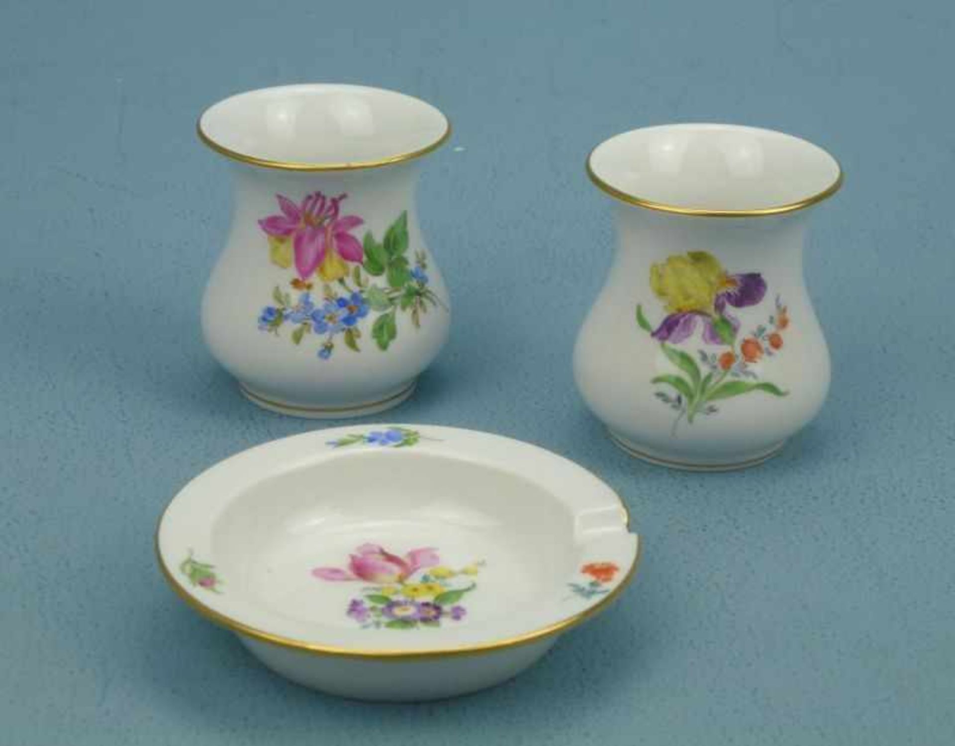 2 kleine Vasen und Aschenbecher, Meissen Keulenform bzw. rund, polychrome Feldblume,Goldrand,