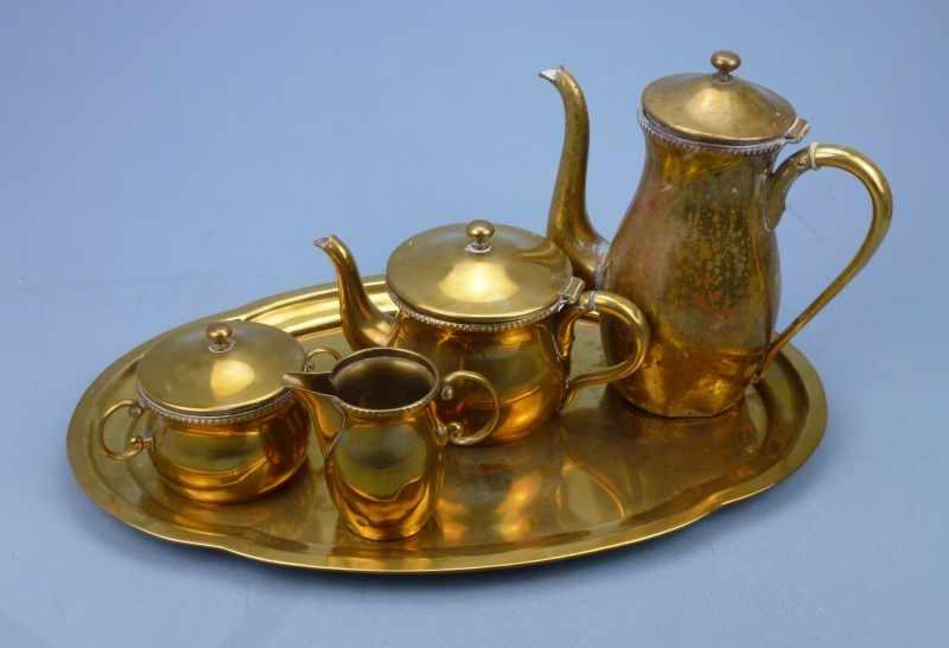Tee- und Kaffee-Set auf Tablett, um 1910 Messing, Perlrand, tlw. besch., Adler-Mk, HK.Kanne 23cm