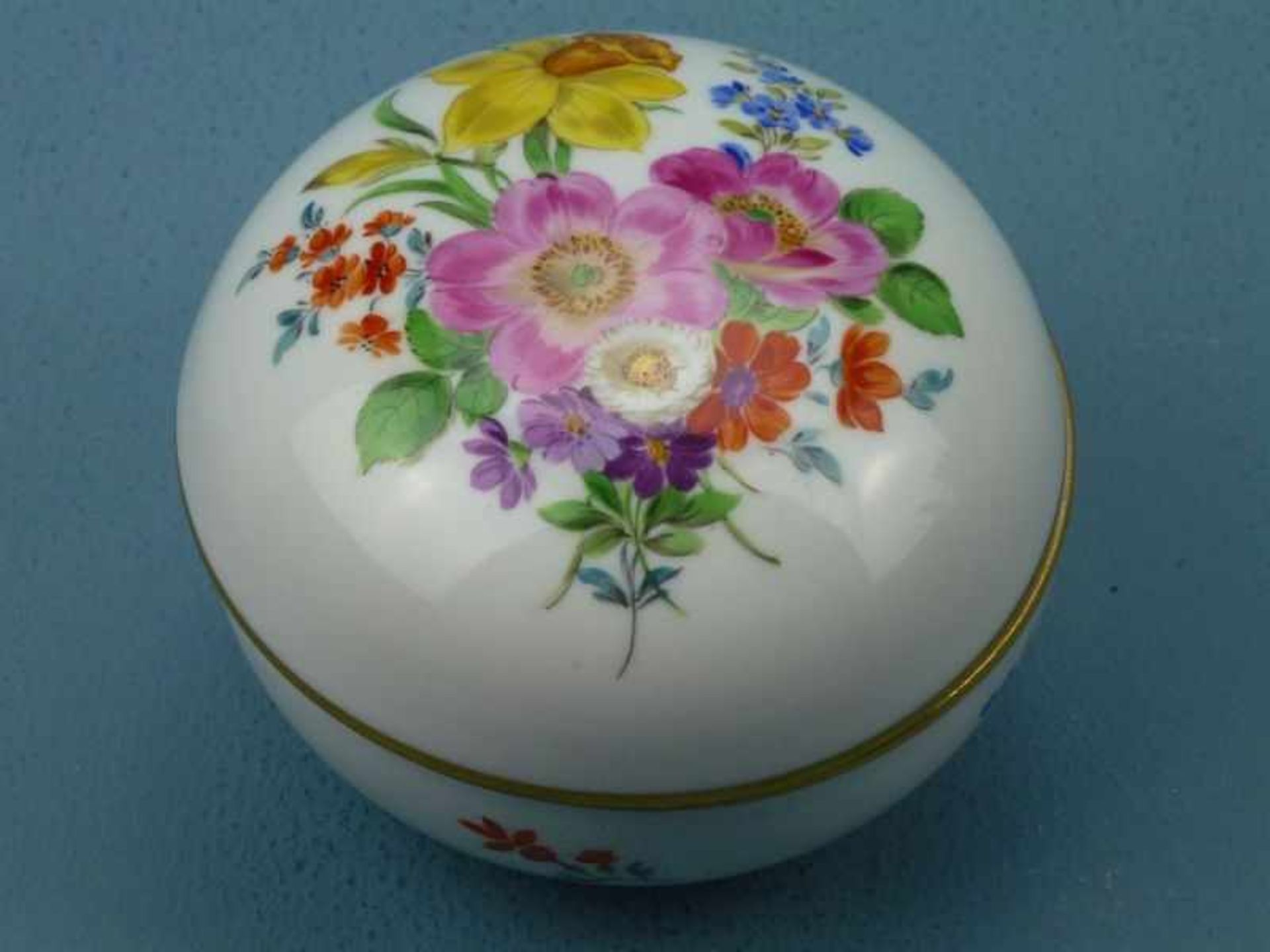 Deckeldose, Meissen polchromes Blumenbouquet, Goldrand, Schwerter-Mk., 4 Schleifstr., H/Dm7/9cm