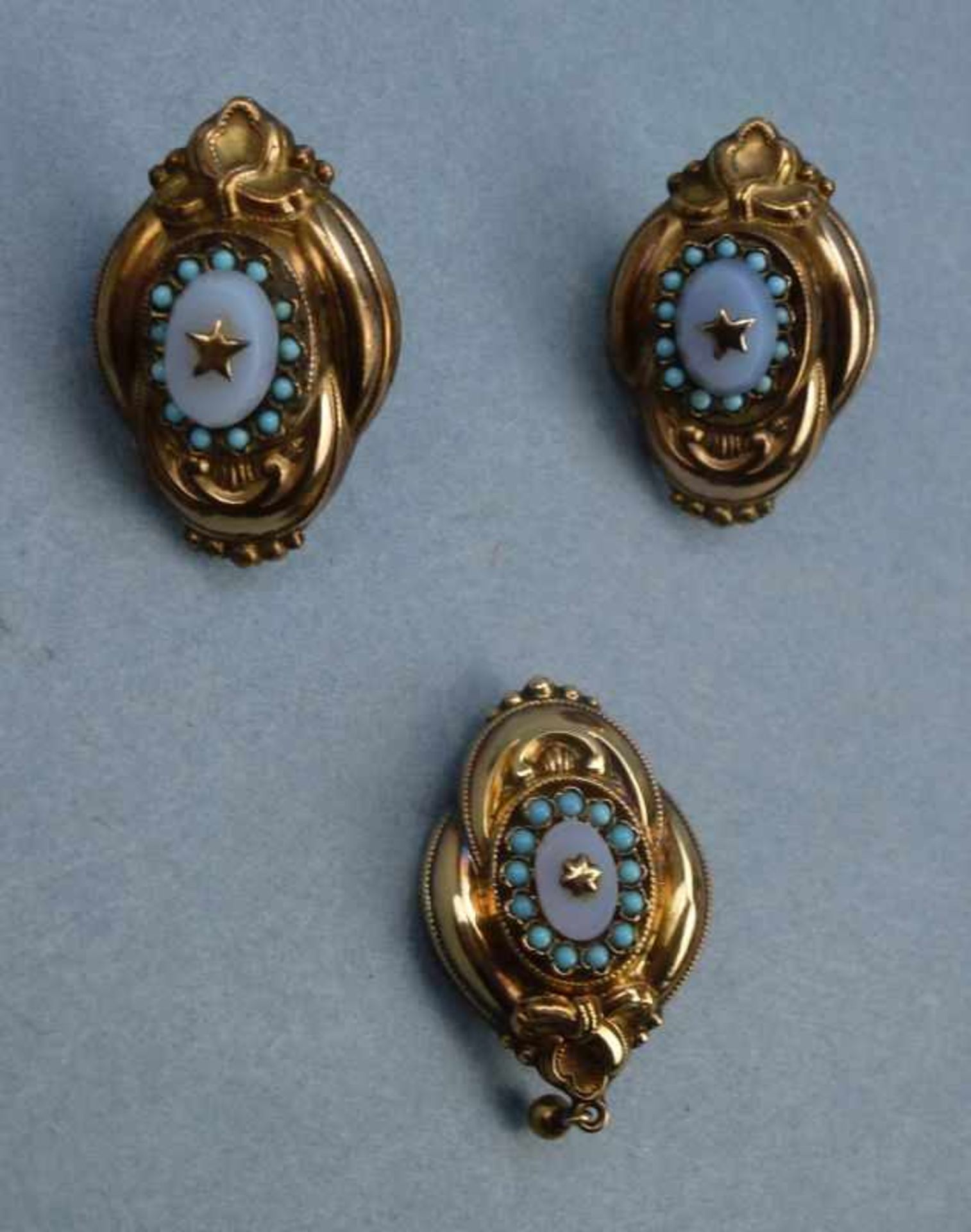 Biedermeier Halb-Parure, Schaumgold, Mitte 19.Jh. Brosche und Paar Ohrringe, Knoten mitGlassteinchen