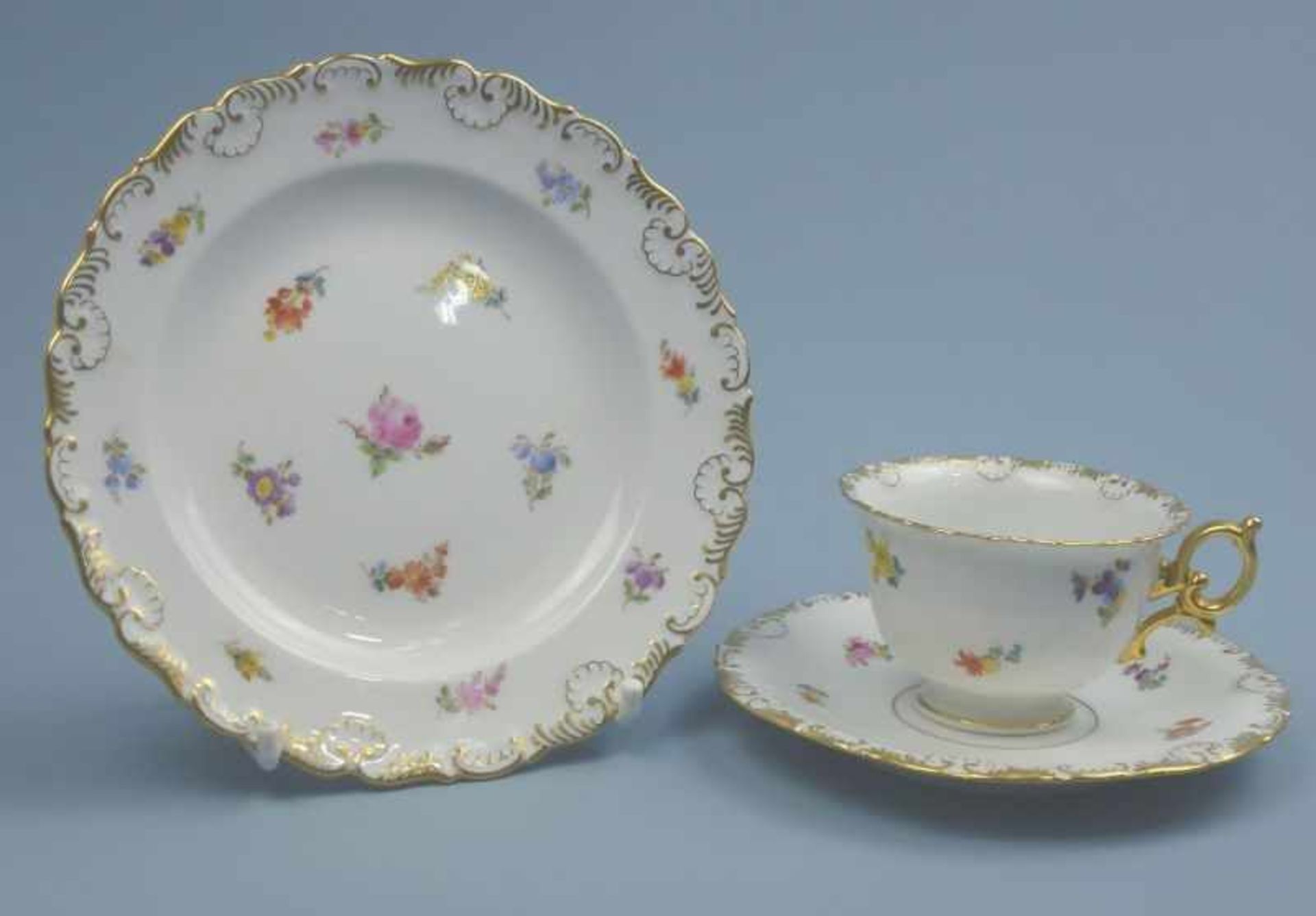 Gedeck Meissen, 1929, Streublümchen goldener Rocaillerand, Schwerter-Mk. mit Punkt