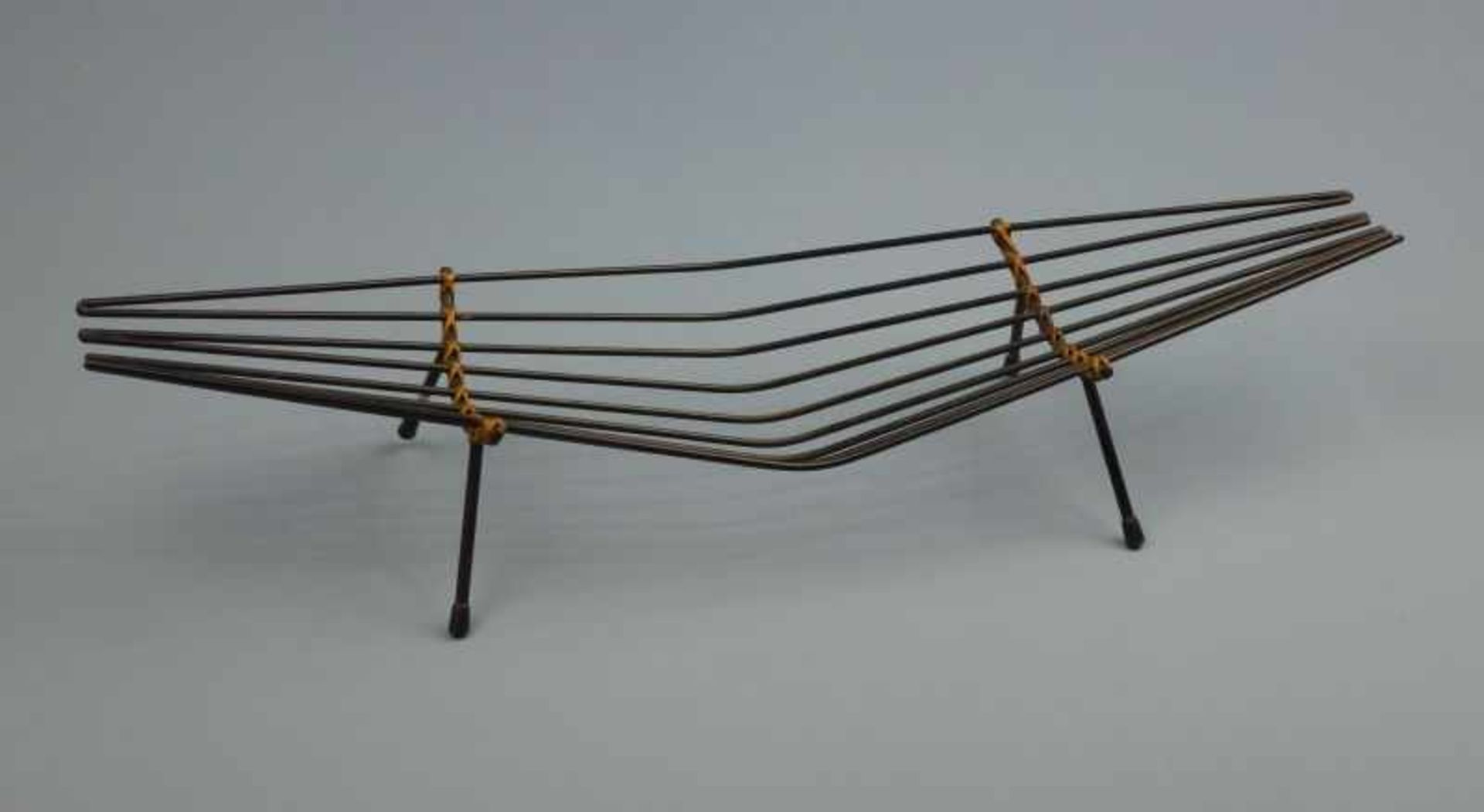 Korb, 1950er/60er Jahre gebündelte Metallstangen auf 4 Füßen, 11x53cm