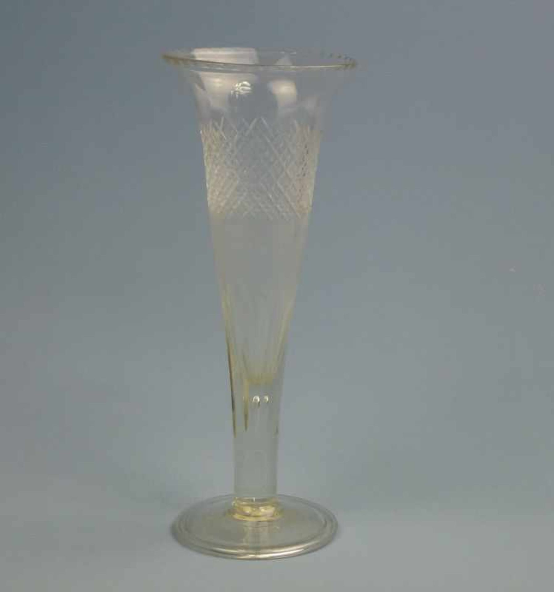 Vase, England, Mitte 19.Jh. runder Stand, Abriss, Trompetenform, Oliven- u. Rautenschliff,H 30cm