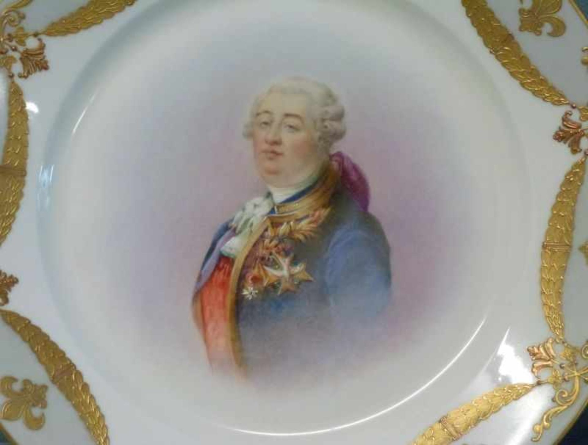 Teller, Sevres, um 1900 rund, im Spiegel polychrom dekoriertes Portrait von Louis XVI.,Fahne mit - Image 2 of 3