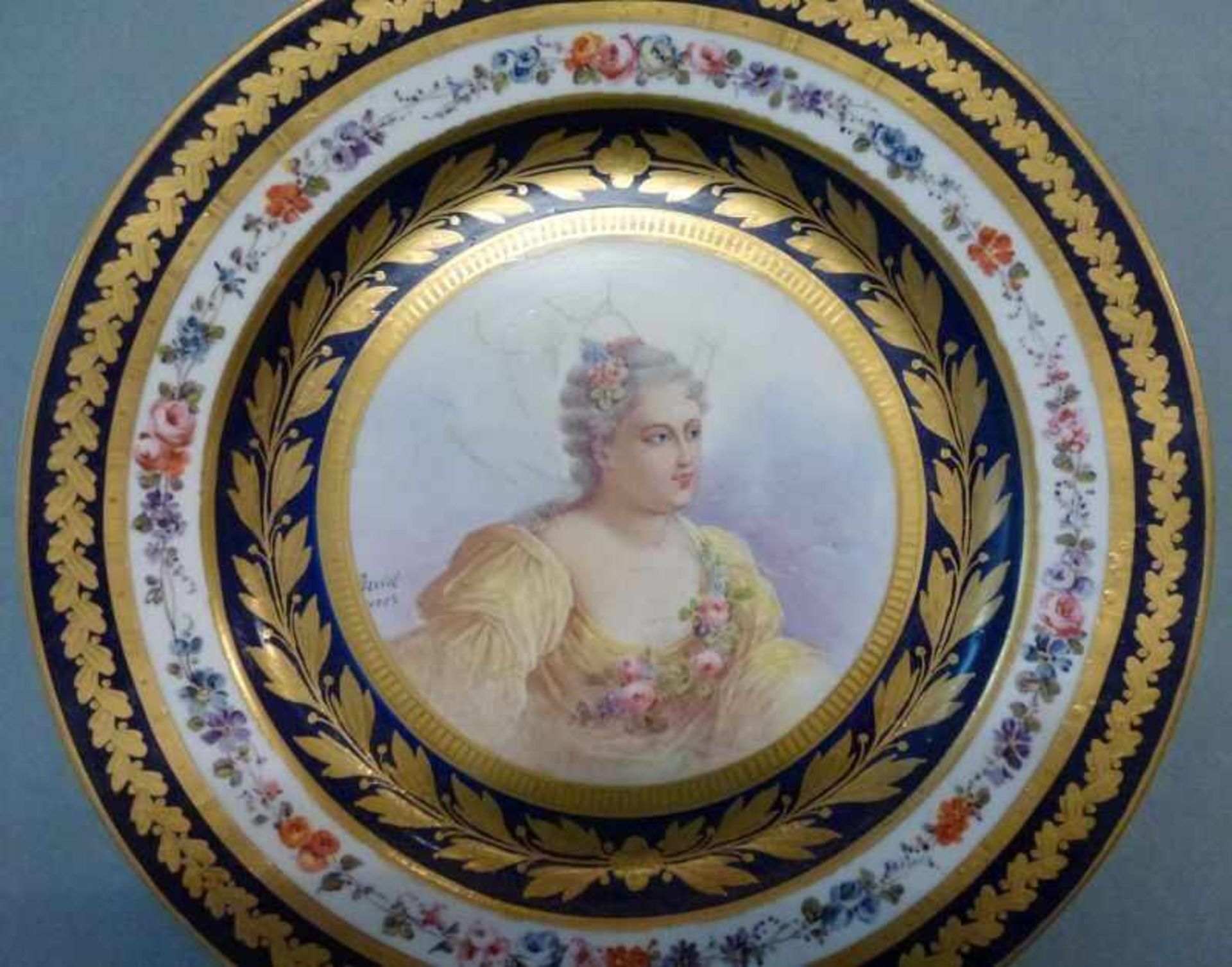 Teller, Sevres, 19.Jh. rund, polychrom u. gold dekoriert, mittig Portrait Marie JeanneDubarry, Fahne - Bild 2 aus 3