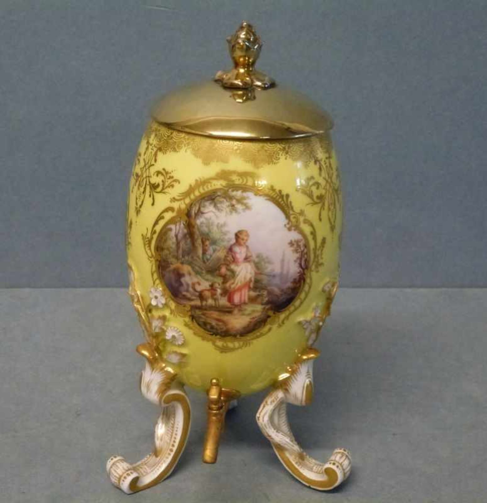 Liqueur-Ei, Meissen, 19.Jh. ovoid, auf 3 volutierten Füßen, reliefierte Blütenranken, 3Kartuschen m.