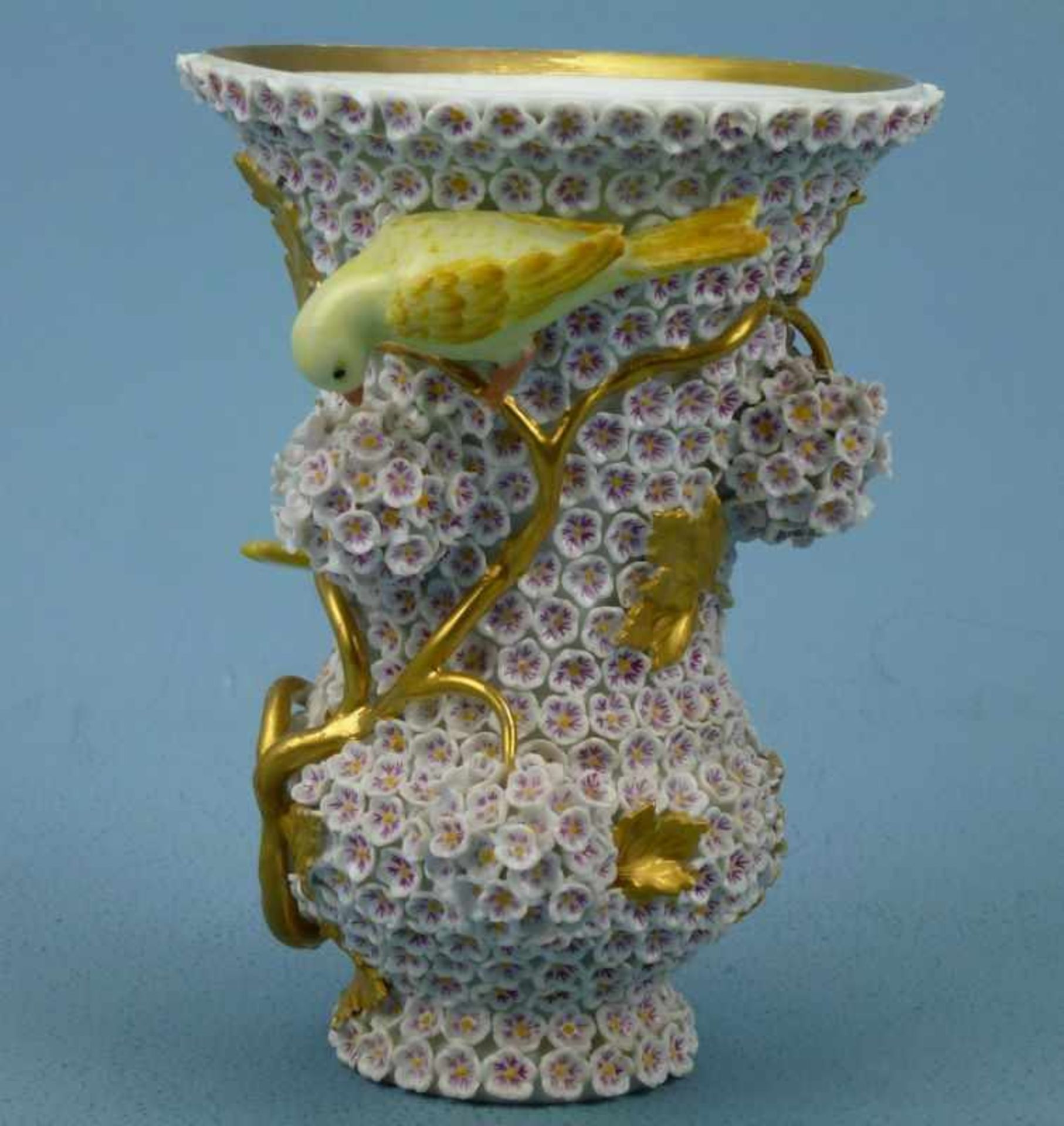 Schneeballvase, Meissen, um 1900 gefußte Kugel mit hohem Trichterkragen, vergoldeteBlattranke mit - Bild 3 aus 4