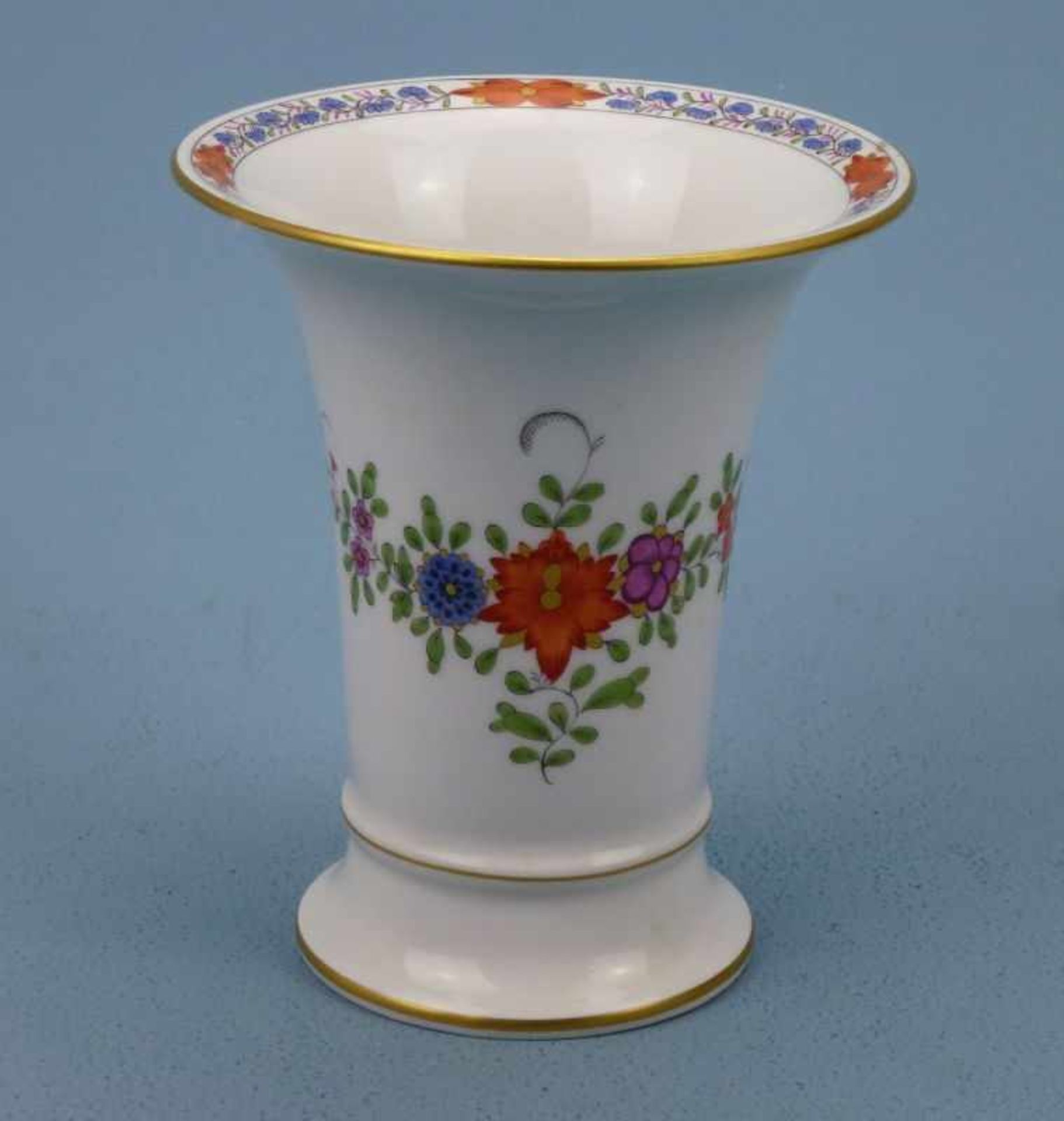 Trompetenvase, Meissen indianische Blume, polychrom, Goldränder, H 14cm