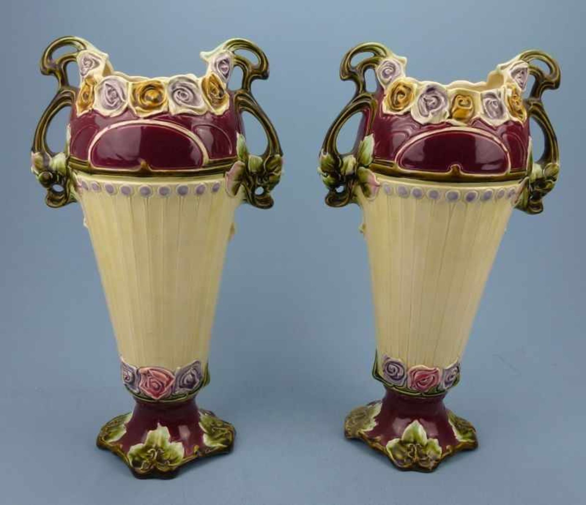 Paar Jugendstil-Vasen, Frankreich, um 1900 Fayence, gefußte, konische Amphore,Blütenrelief,