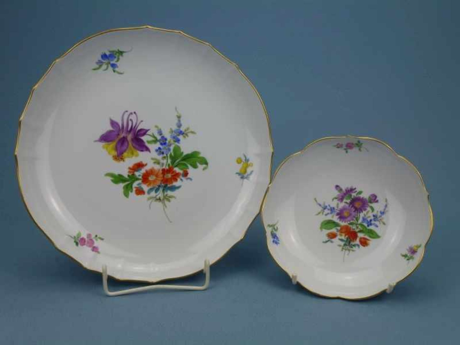 2 Schalen, Meissen rund, geschweifter Goldrand, polychrome Feldblume, Schwerter-Mk., I.Wahl, Dm 28/