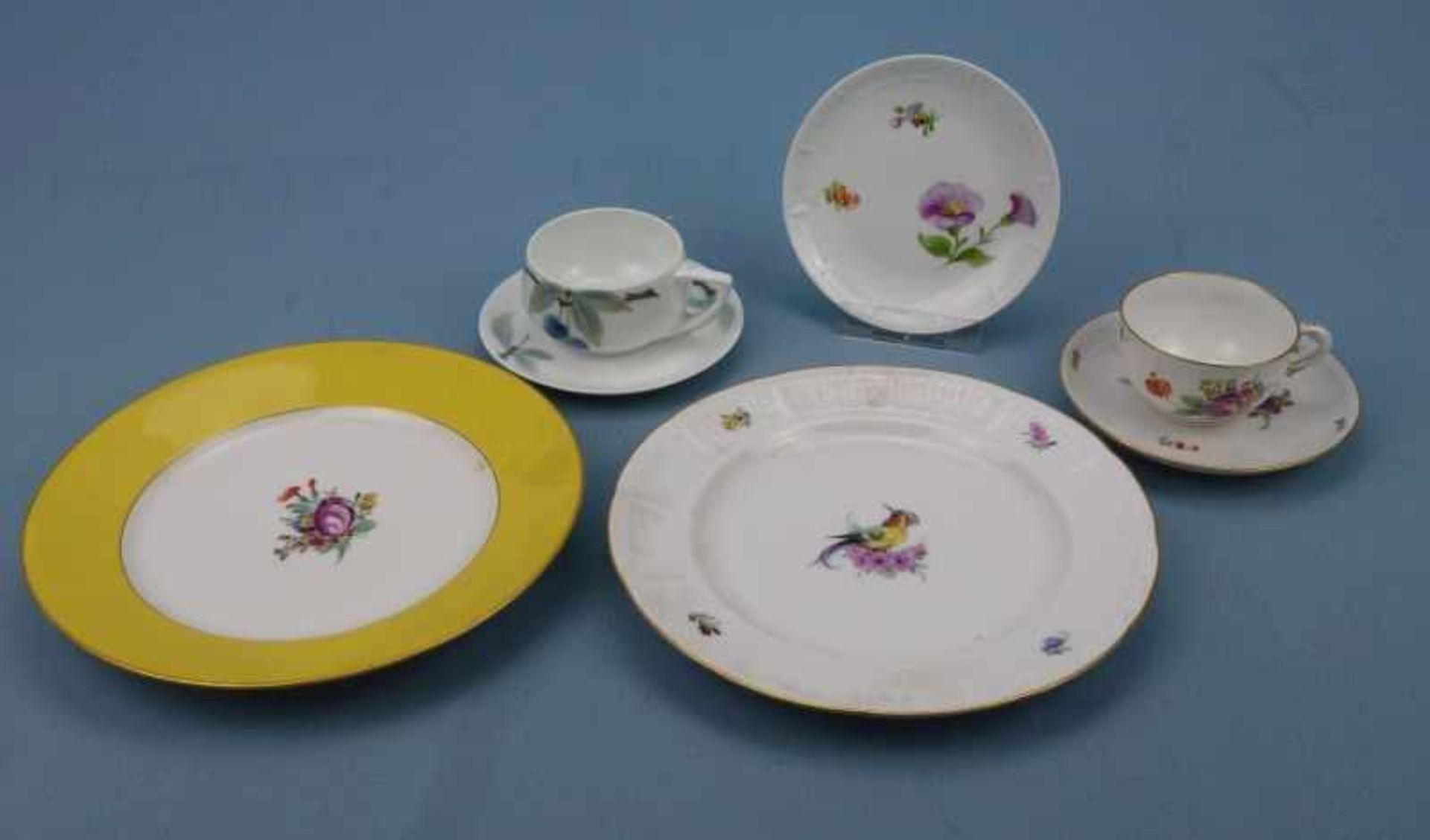 2 Mokkatassen und 2 Teller, Nymphenburg und Rosenthal Blumen- bzw. Kirschdekor