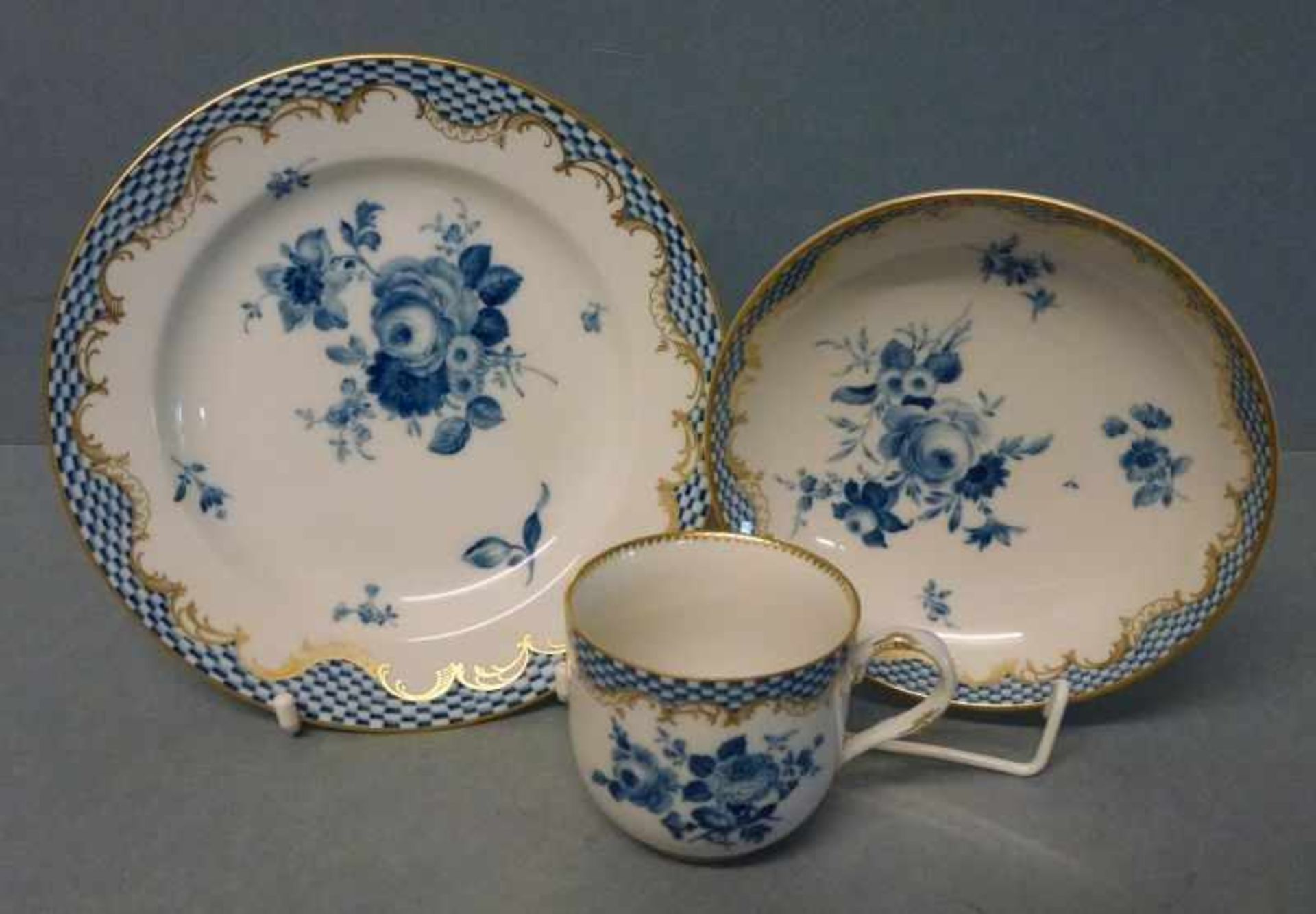 Kaffeegedeck, Meissen unterglasurblauer Blumendekor, Schuppenrand-Dekor, goldstaffiert,Teller-DM