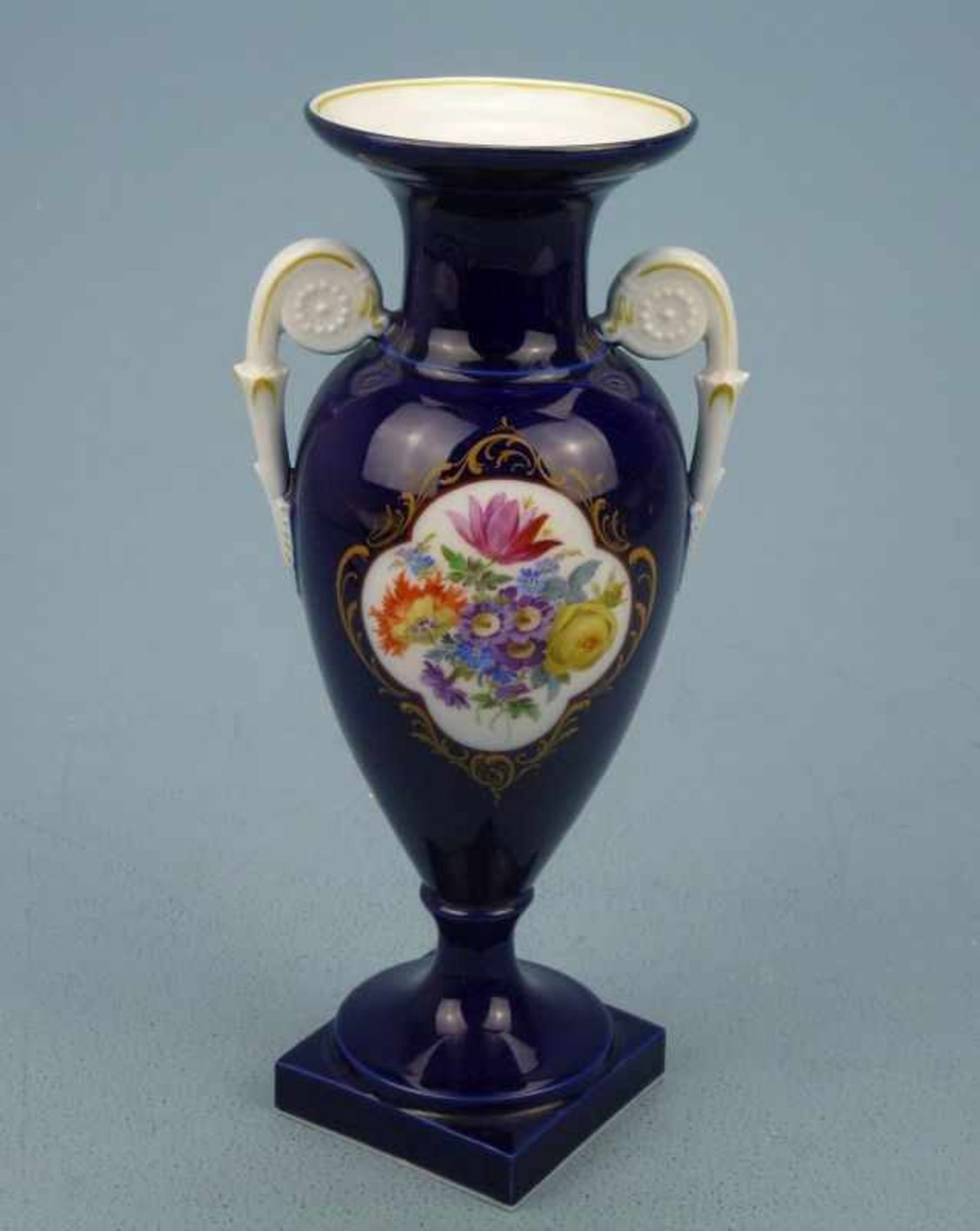 Kratervase, Meissen Rotellenhenkel, Blütenkartusche auf kobaltblauem Fond, Schwerter-Mk.,I. Wahl,