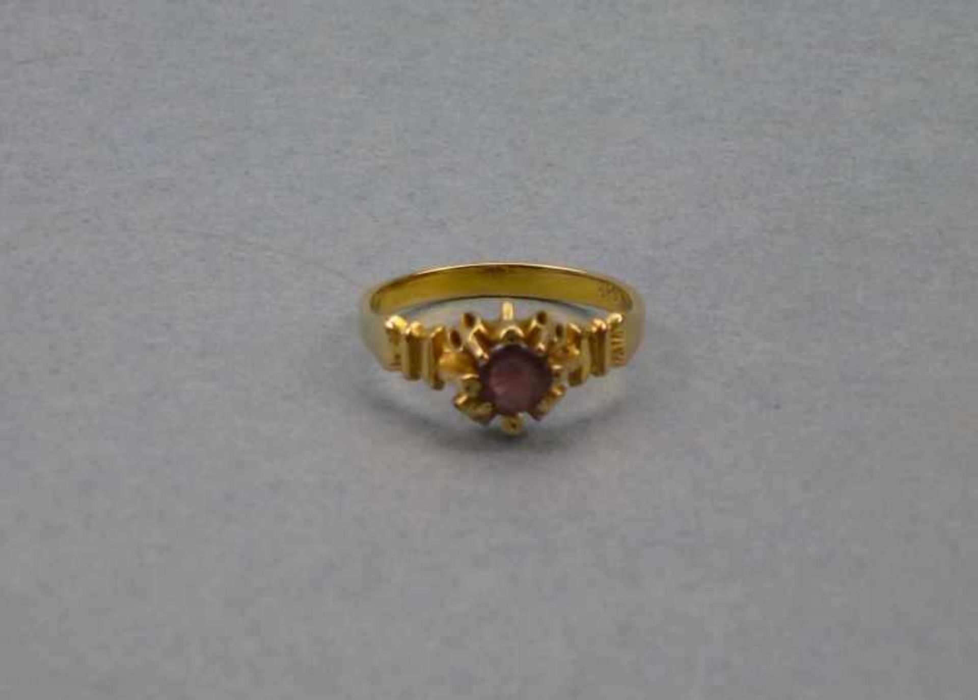 Ring, 585er Gelbgold Granat in Kronenfassung, RG 54, 2,65g