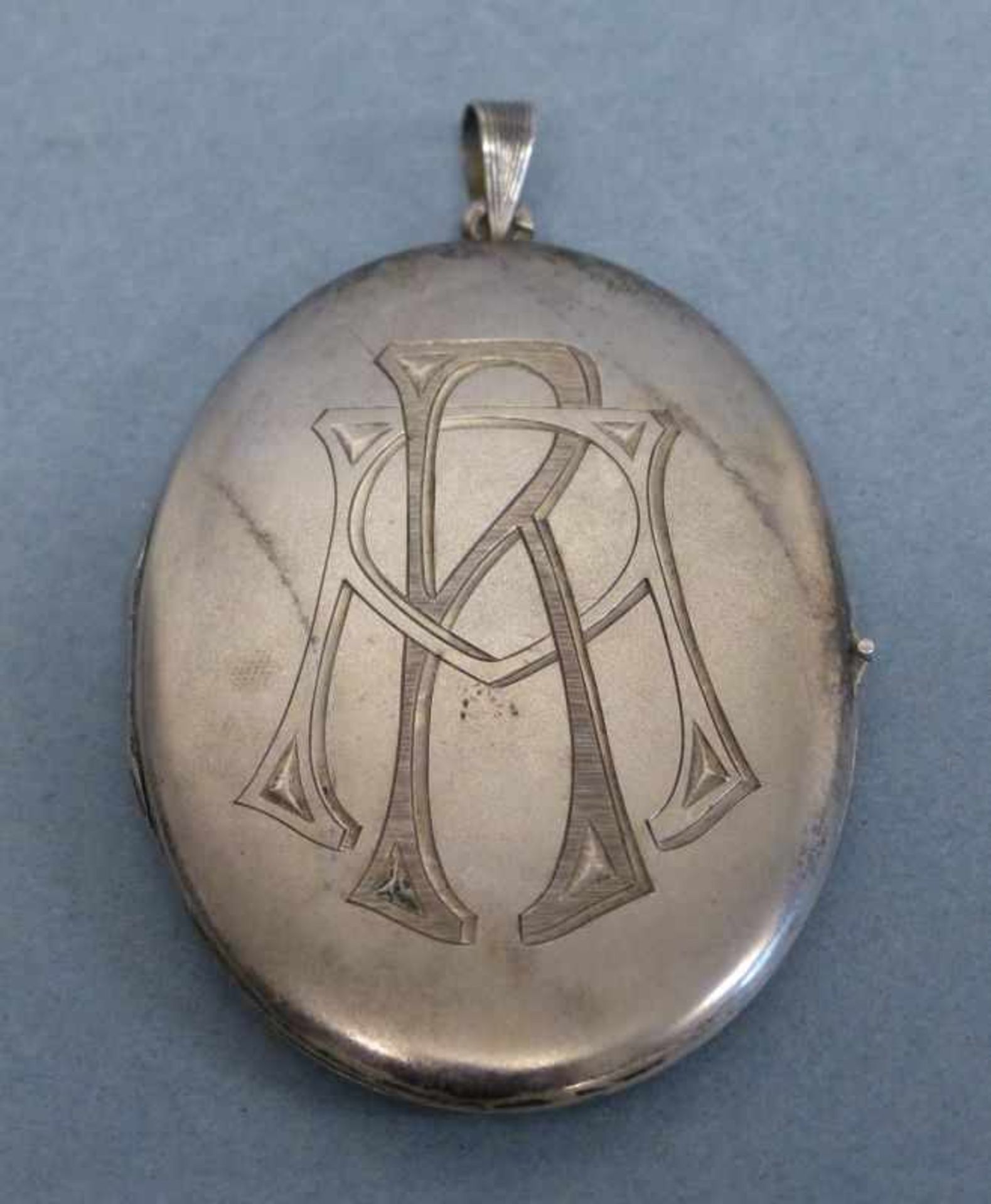 Medaillon, um 1900 800er Silber, flach-oval, große Initialgravur "RA", L 6 cm