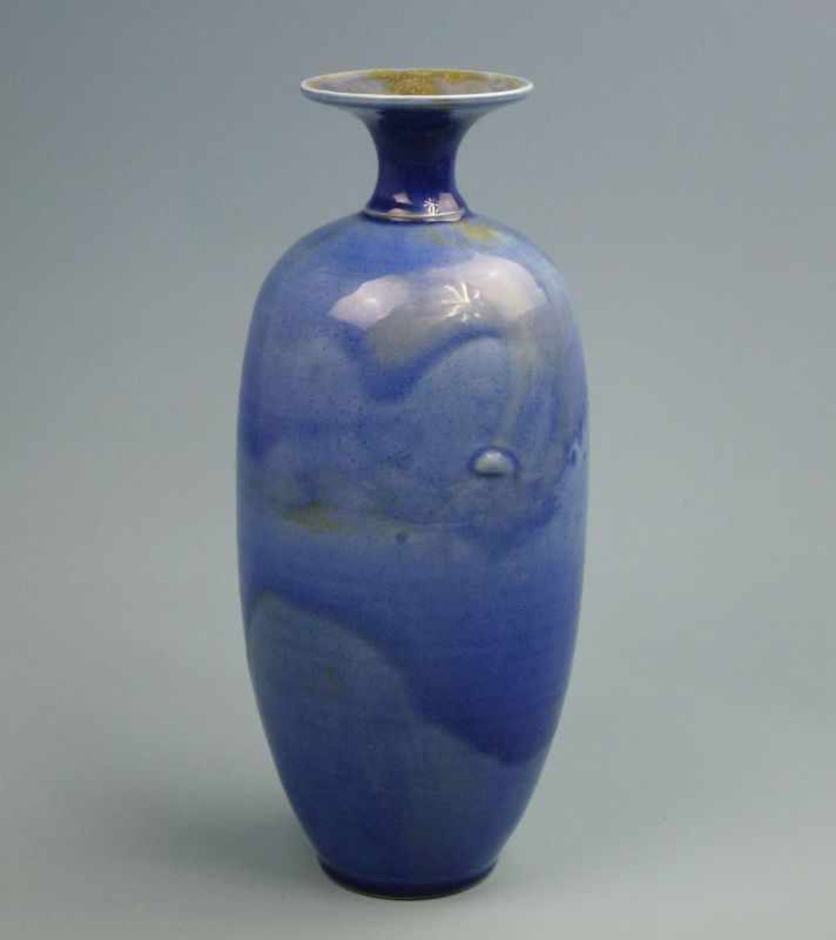 Künstlervase, "Lucia", 1980er Jahre Weißer Scherben, glänzend blaue Verlaufsglasurwasserblau, H