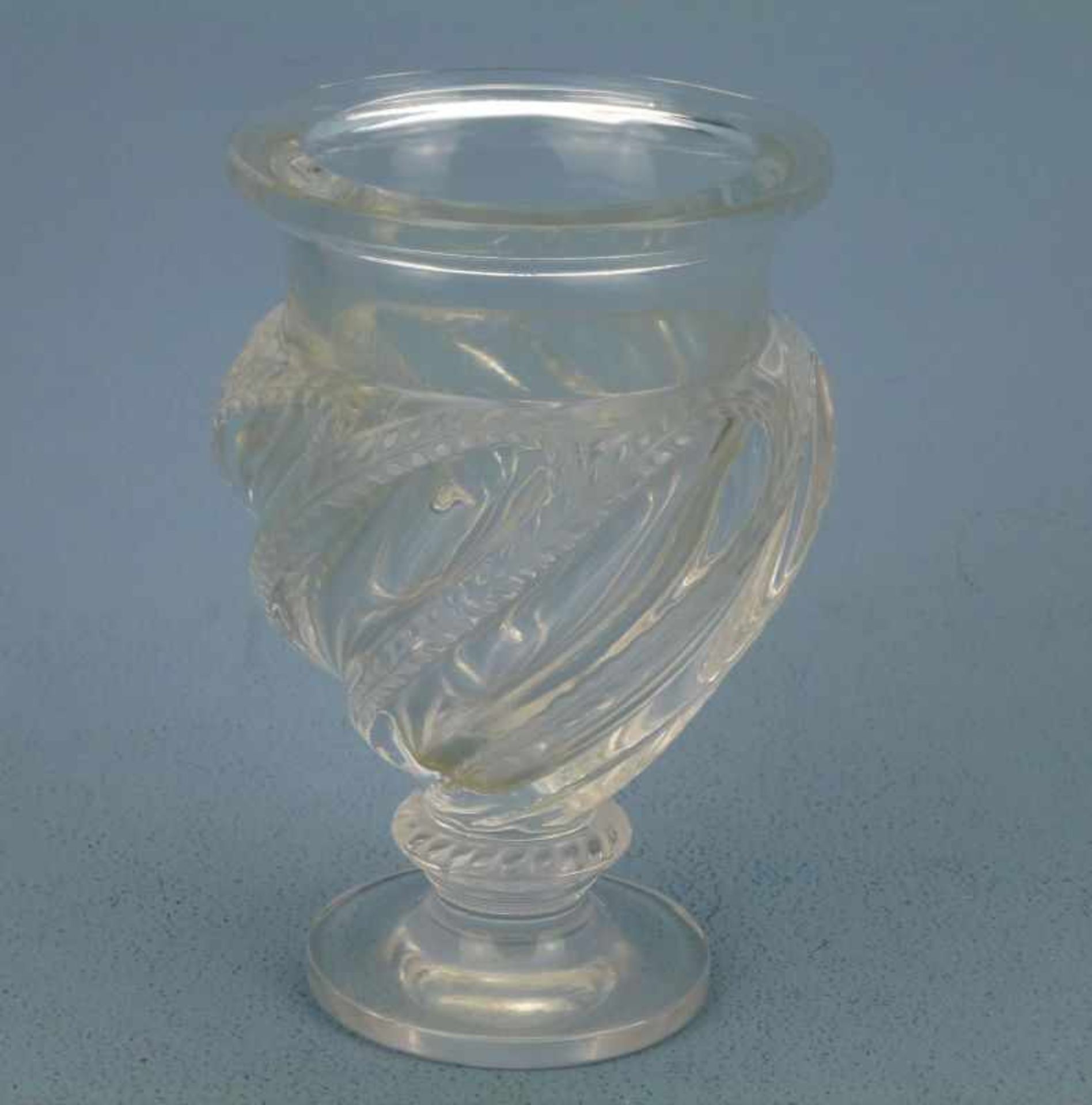 Vase, Lalique kelchförmig, gewundene Rippen mit Blattdekor, H 15cm