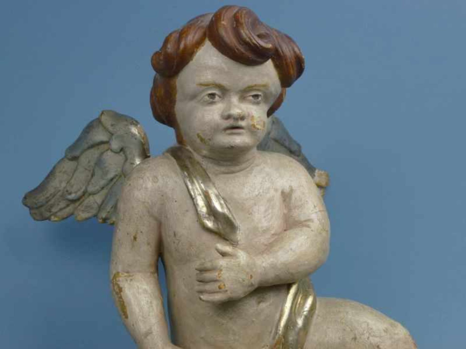 Schwebender Putto, 19. Jh. Holz geschnitzt, gefasst, vergoldet, L 40cm - Image 2 of 2