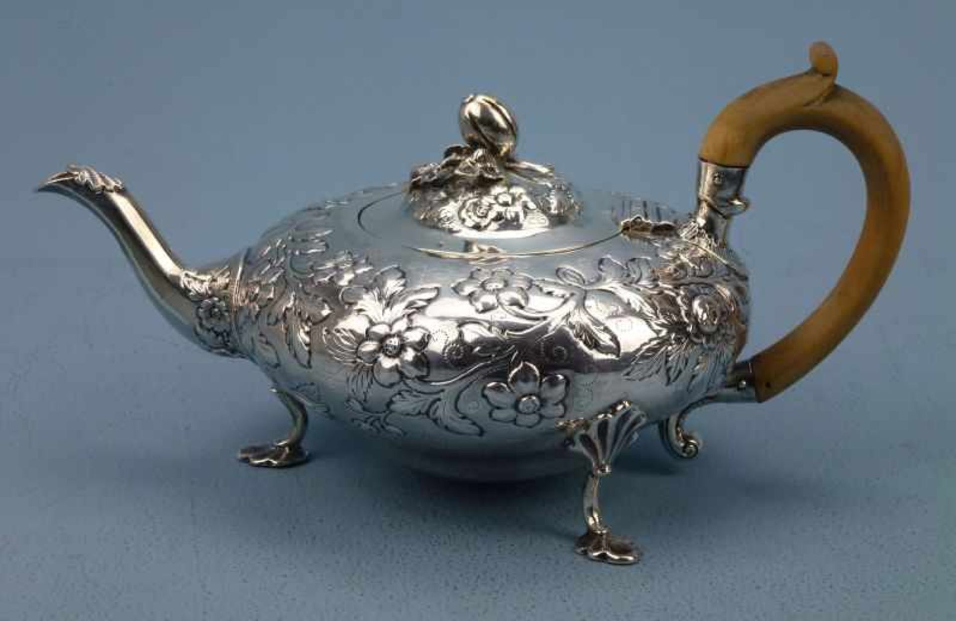 Teekanne, London, 1847, 925er Silber gedrückte Kugelform auf 3 Füßen, getriebeneBlütenranken,