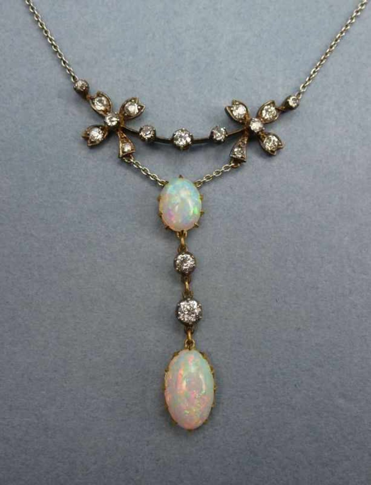 Opal-Diamant-Collier, 585er Gelbgold, Anfang 20.Jh. 2 ovale Opale durch 2Altschliffdiamanten