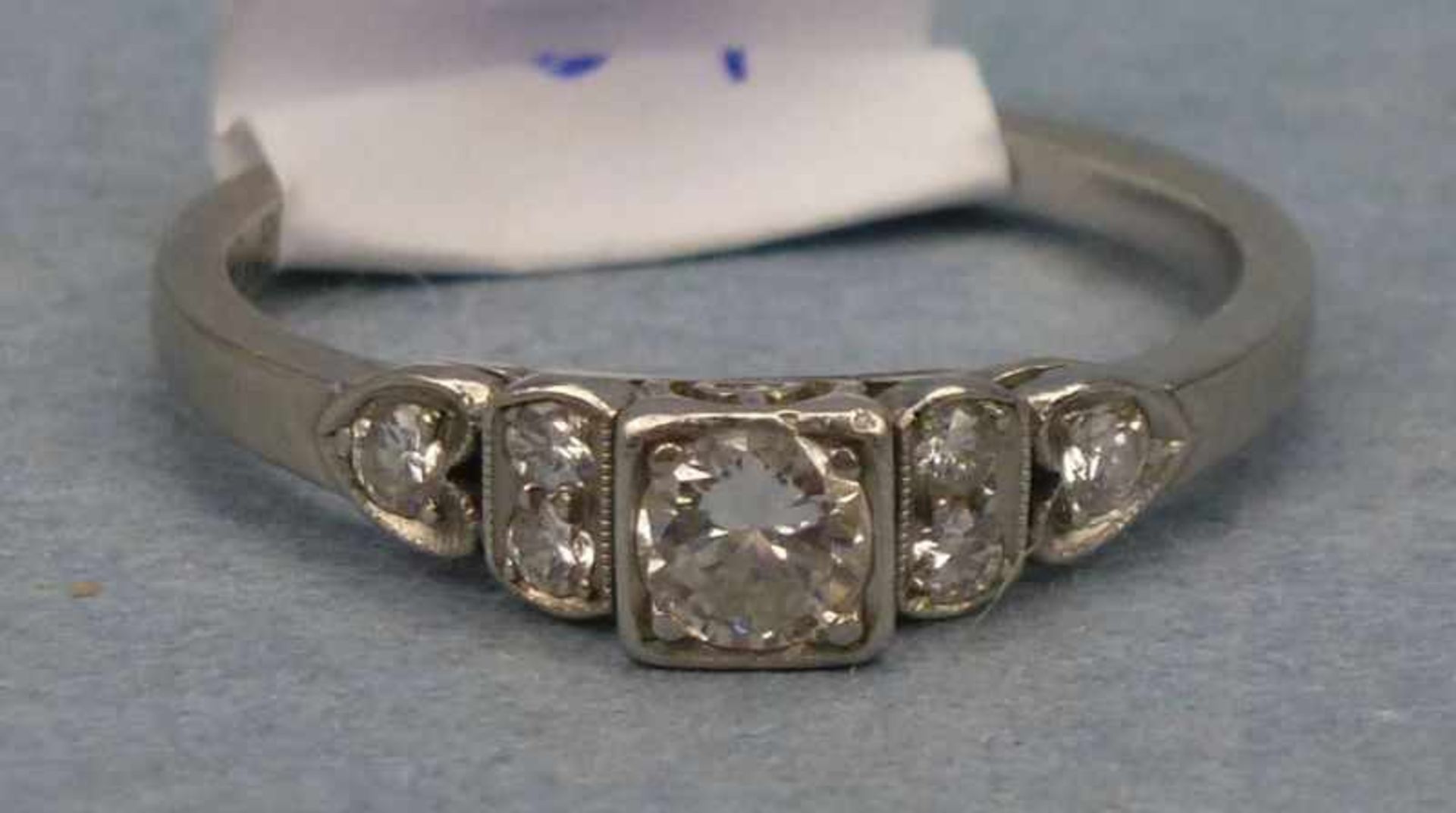 Art-Deco-Ring, Platin, um 1910 getreppte Fassung, mittig 0,15 ct seitl. 6Altschliff-Diamanten (0,