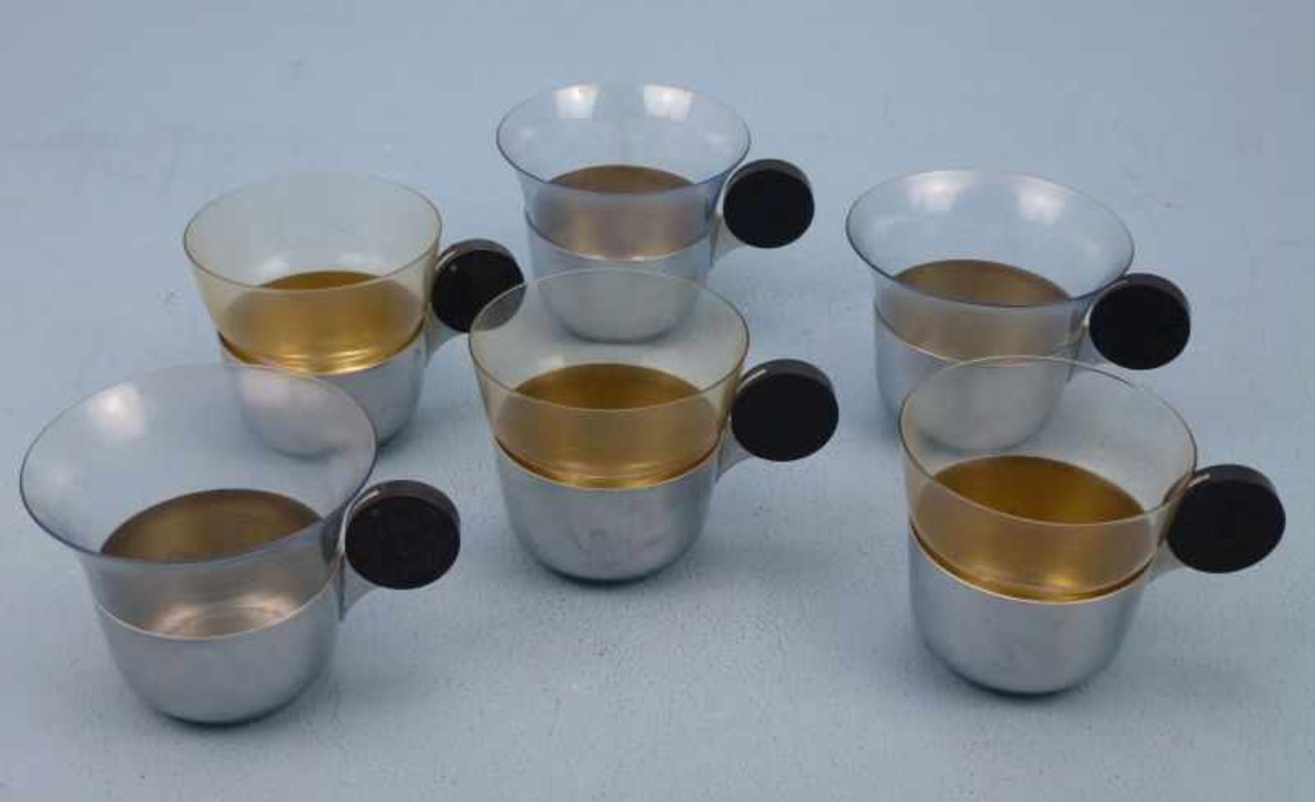 6 art deco Teegläser, 1930er Jahre verchromte Halter, Kunststoffgriff, Glaseinsätze