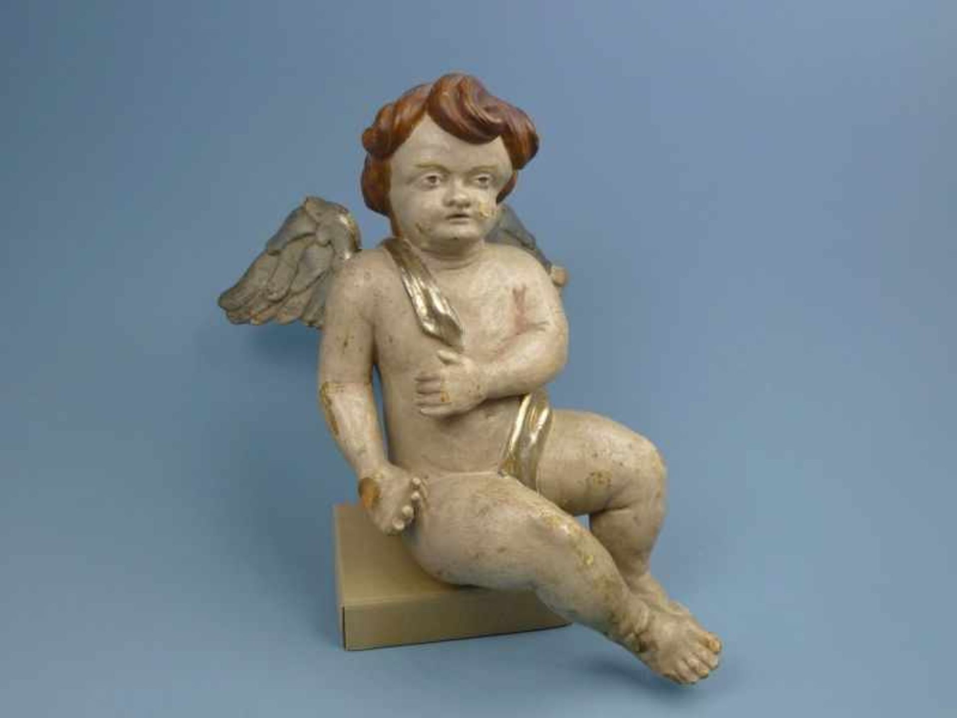 Schwebender Putto, 19. Jh. Holz geschnitzt, gefasst, vergoldet, L 40cm