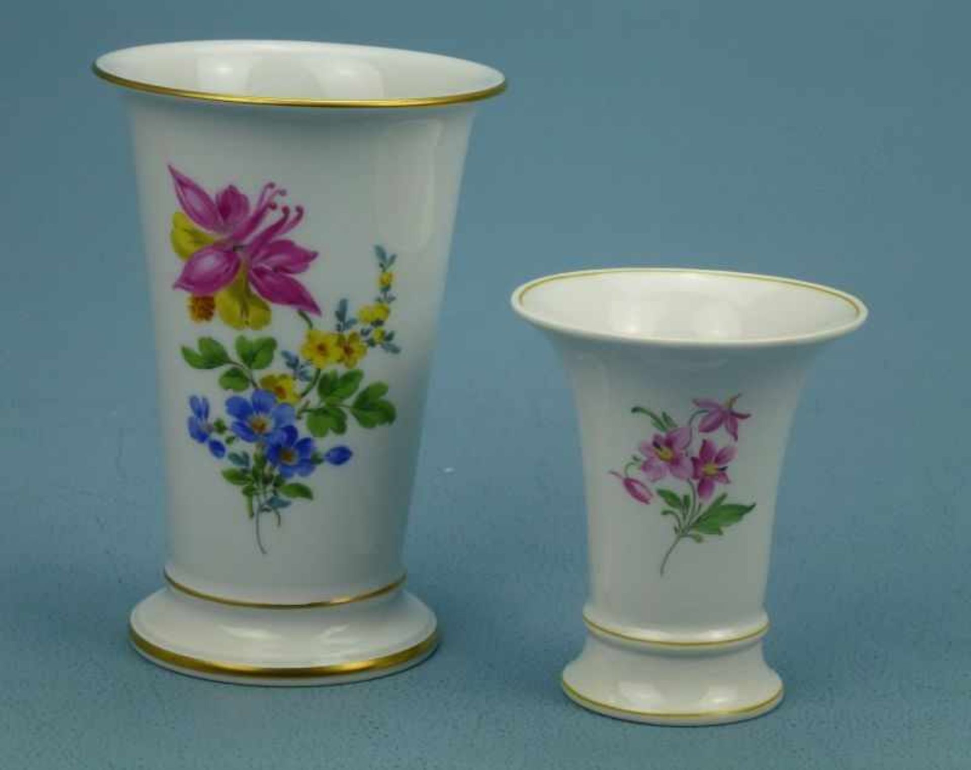 2 Vasen, Meissen Trichterform, polychrome Feldblumen, Schwerter-Mk., I./II. Wahl, H14/10cm