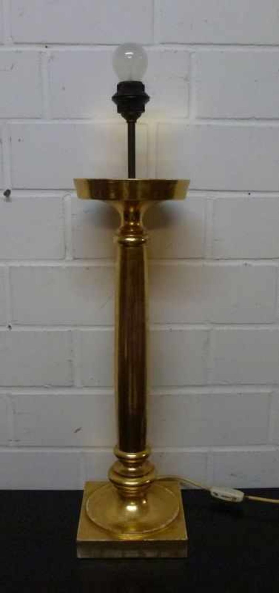 Tischlampe, 20.Jh. blattvergoldete Säule auf quadratischer Plinthe, 61+21 x 18cm