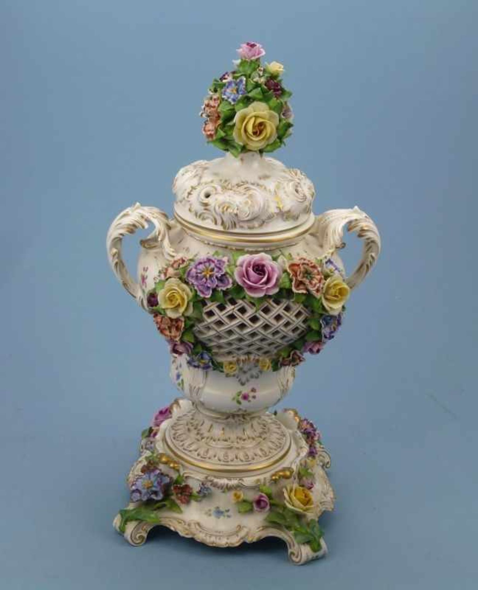 Potpourrie-Vase, 1.Hälfte 20.Jh. birnenförmige Doppelhenkel-Deckelvase auf Sockel,