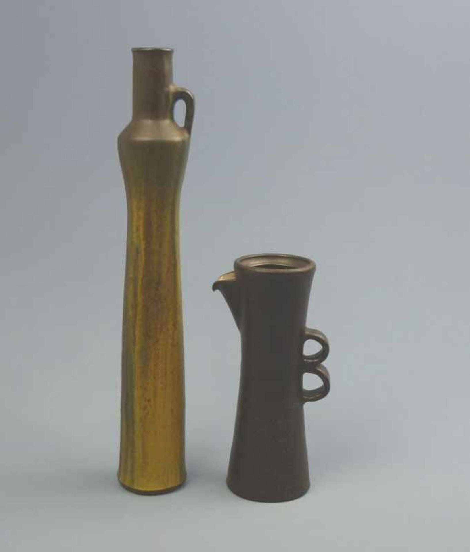 2 Keramik Vasen, 1960 - 1970er Jahre dunkel roter Scherben, erdfarbene Glasur, H 19cm/35cm