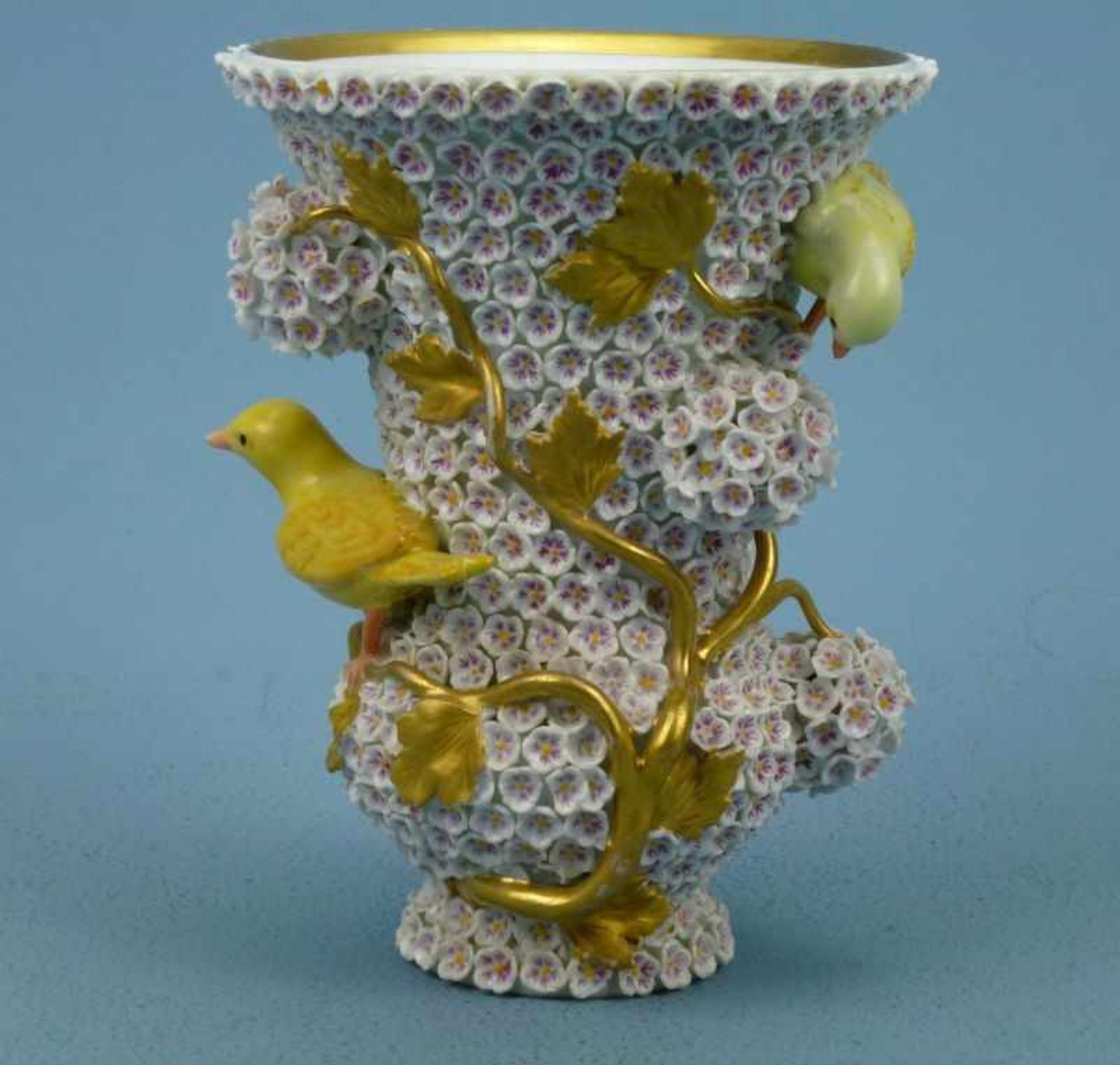 Schneeballvase, Meissen, um 1900 gefußte Kugel mit hohem Trichterkragen, vergoldeteBlattranke mit - Bild 2 aus 4