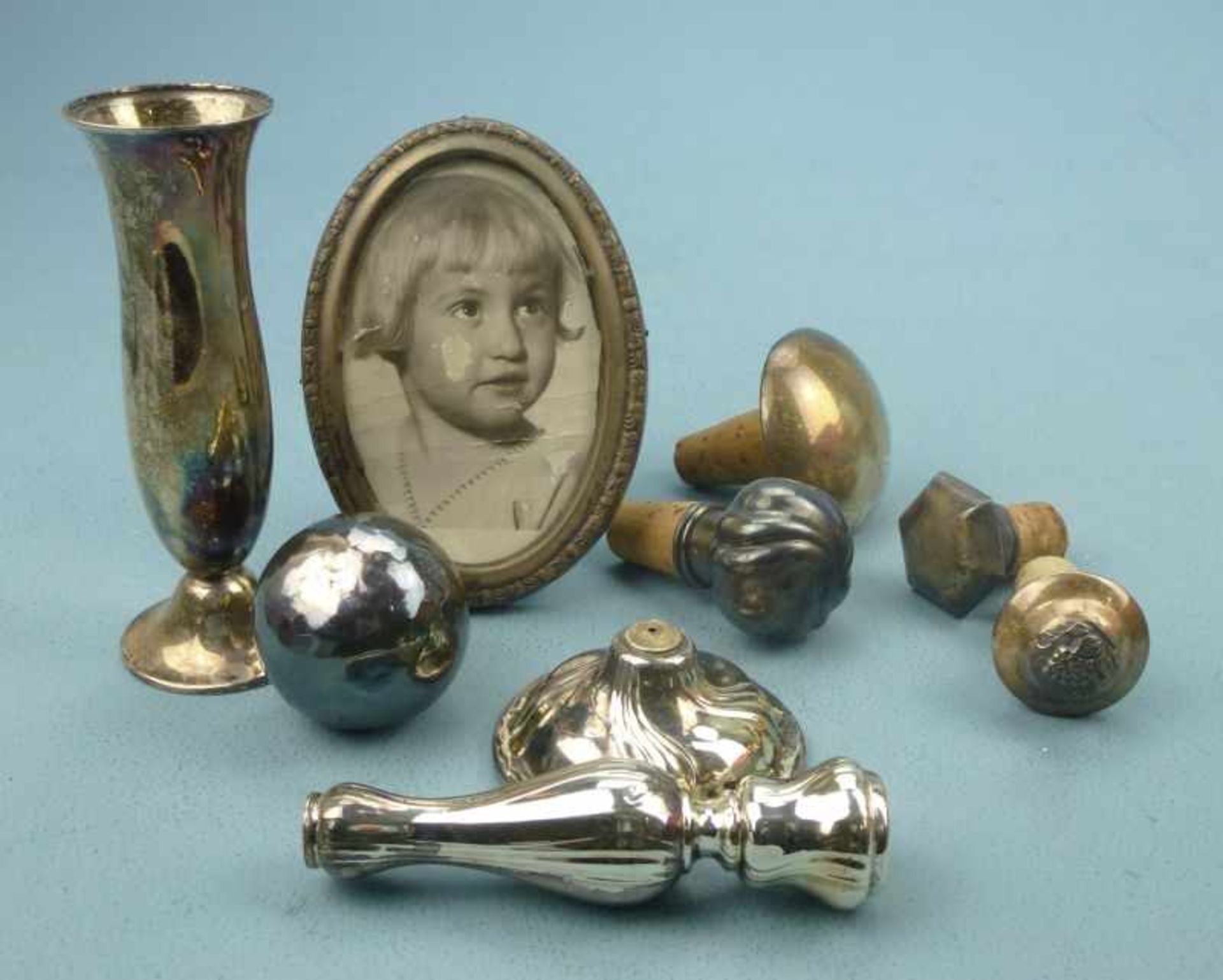 Konvolut, 800/835er Silber Rahmen, Vase, Leuchter (besch.) und 3 Korken, beil. 2 Korkenversilbert