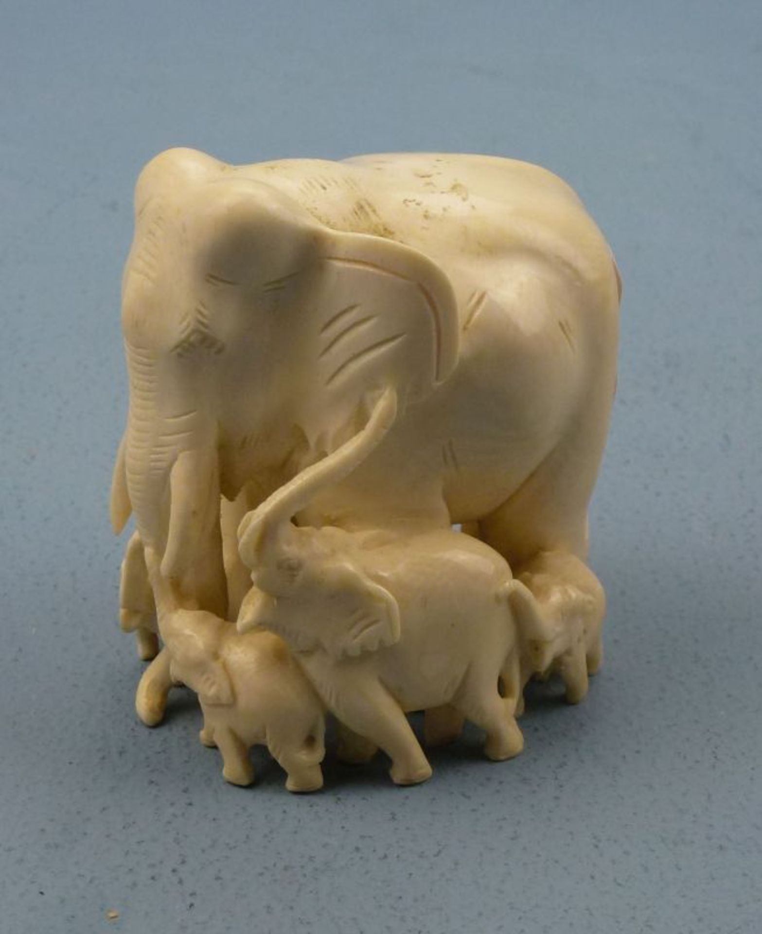 Elefantenreigen, Bein, AfrikaElefantenreigen, Bein, Afrikaalls. geschnitzt, gr. Elefant, umringt - Image 2 of 4