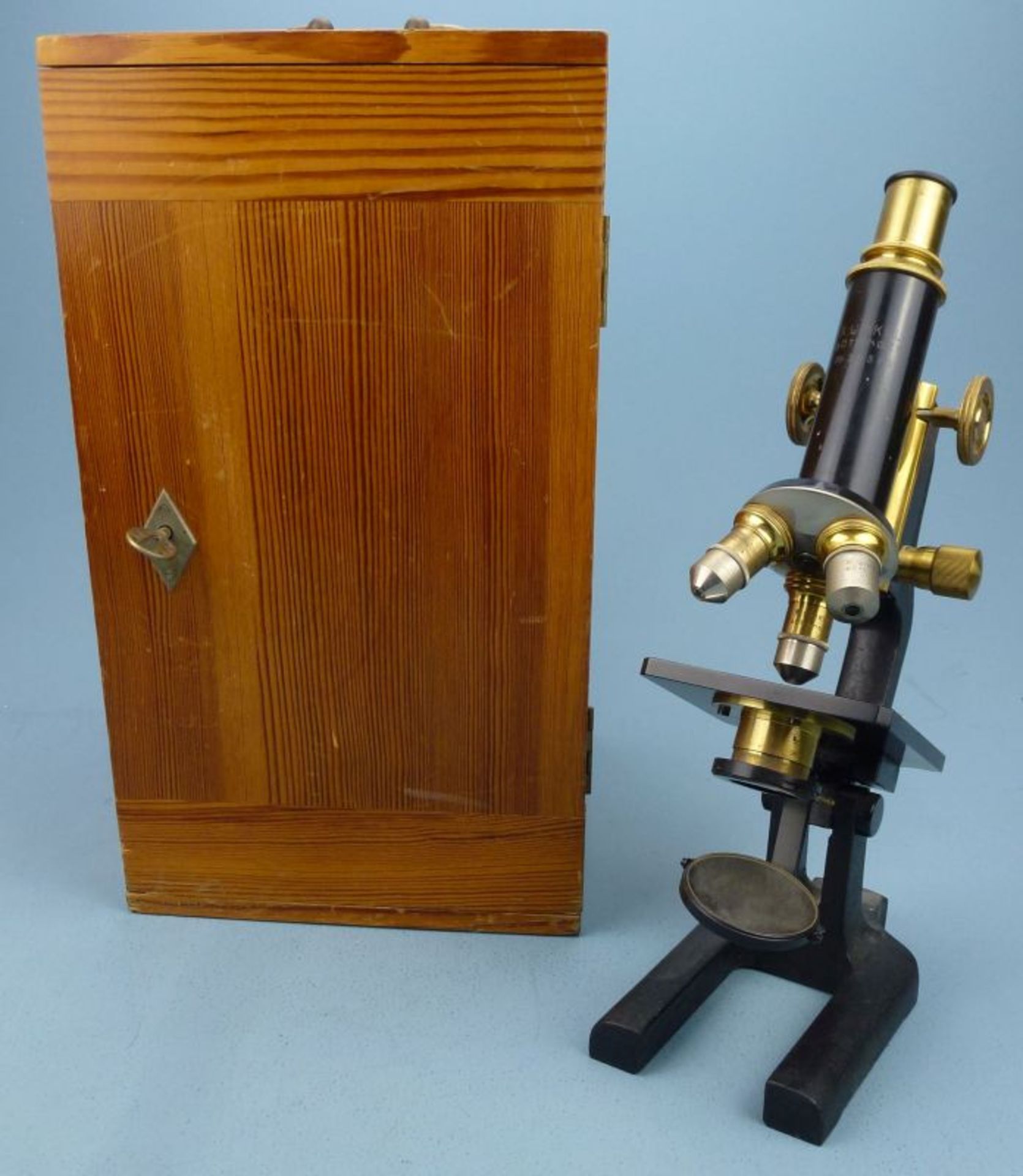 MikroskopMikroskopR. Winkel, Göttingen, um 1910 schwarz lackiertes Metall/Messing, 2 Okulare, 3